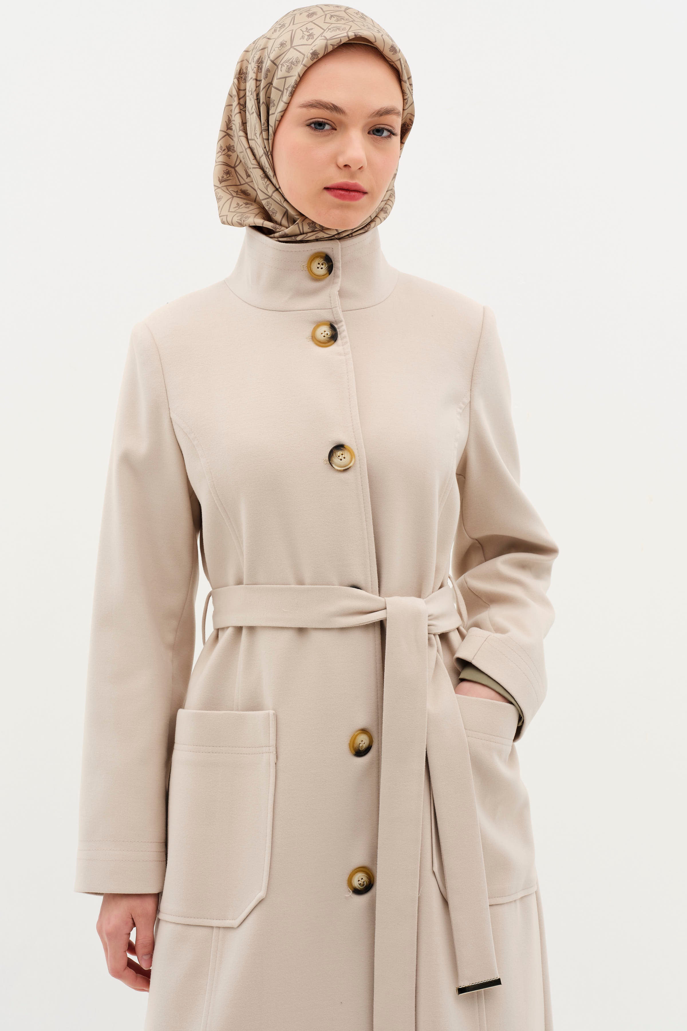 Dik Yakalı Beli Kuşaklı Manto - Bej TUGBA