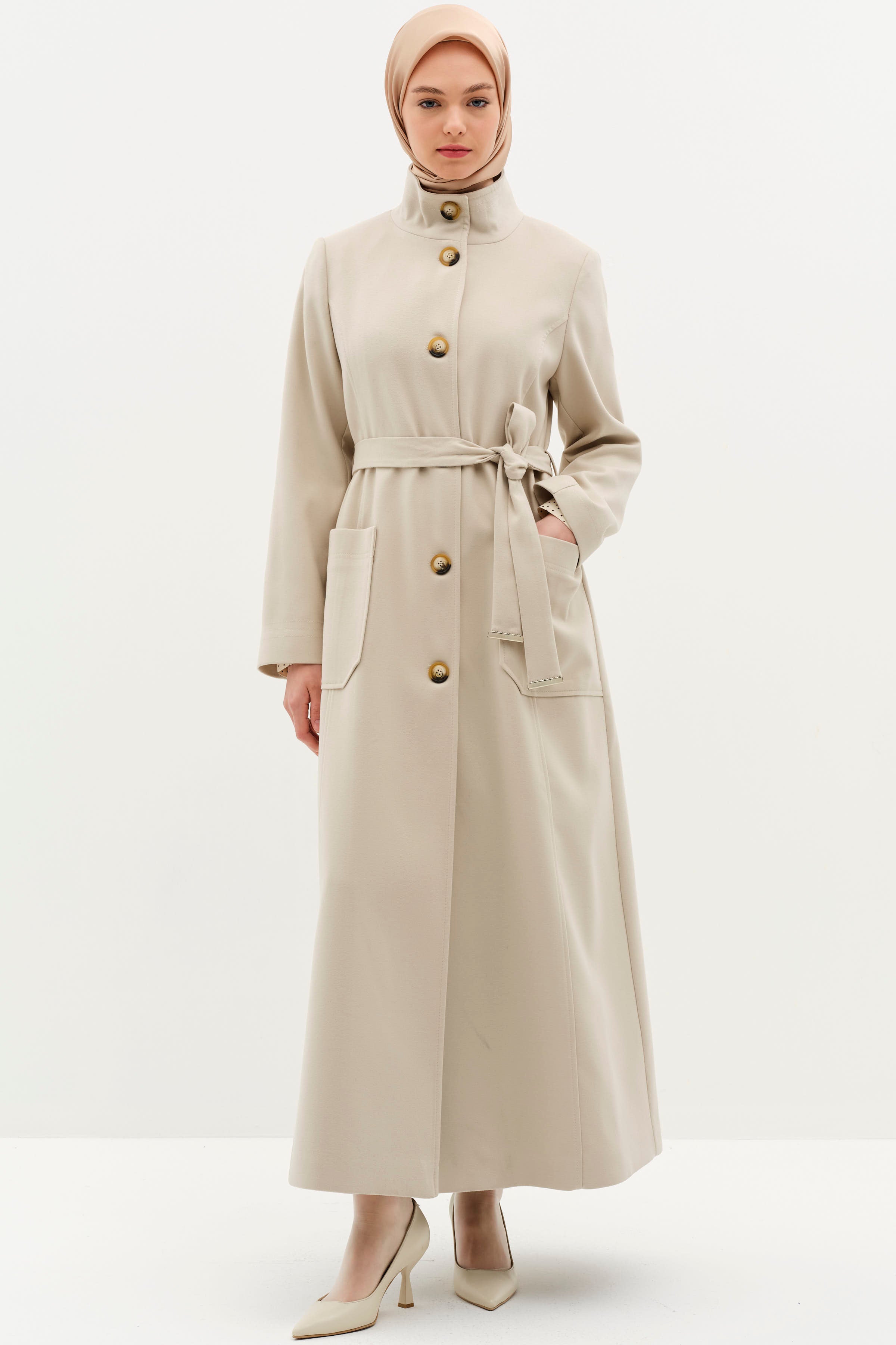Dik Yakalı Beli Kuşaklı Manto - Ekru TUGBA