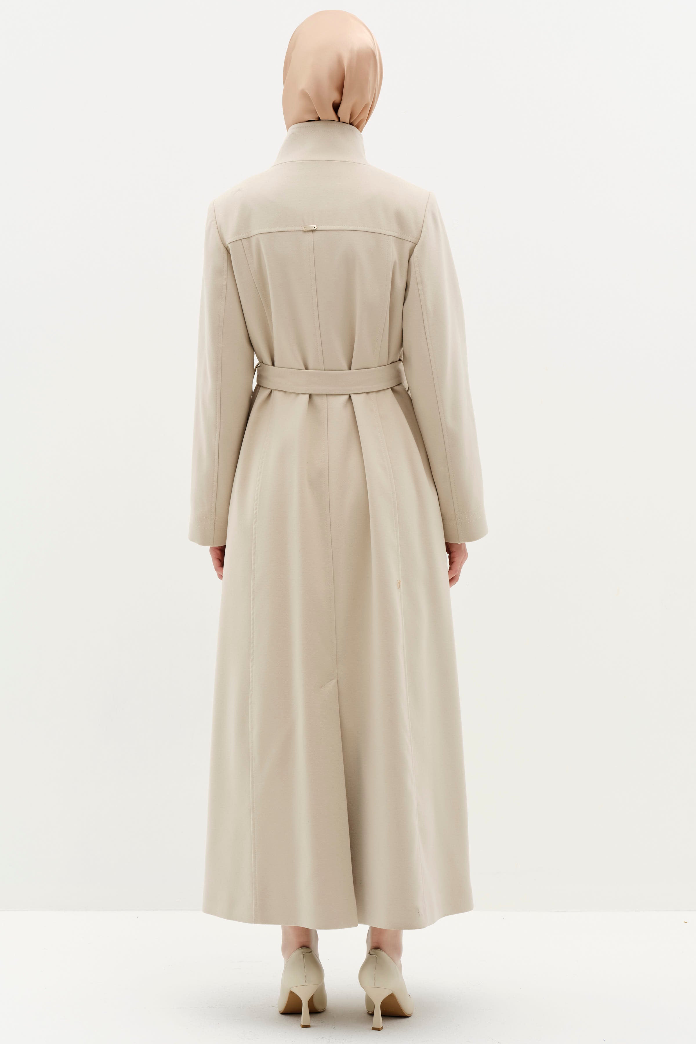 Dik Yakalı Beli Kuşaklı Manto - Ekru TUGBA