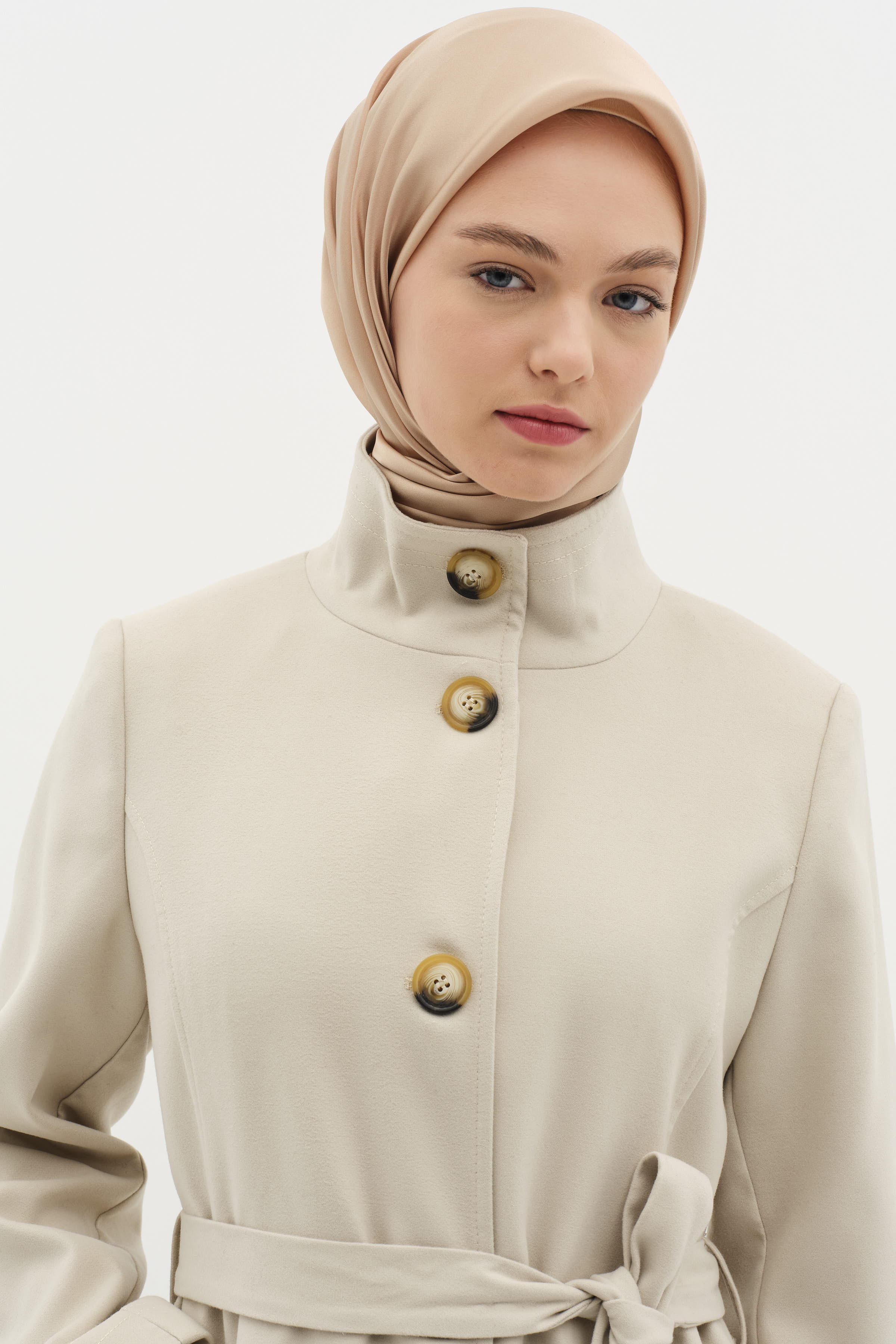 Dik Yakalı Beli Kuşaklı Manto - Ekru TUGBA