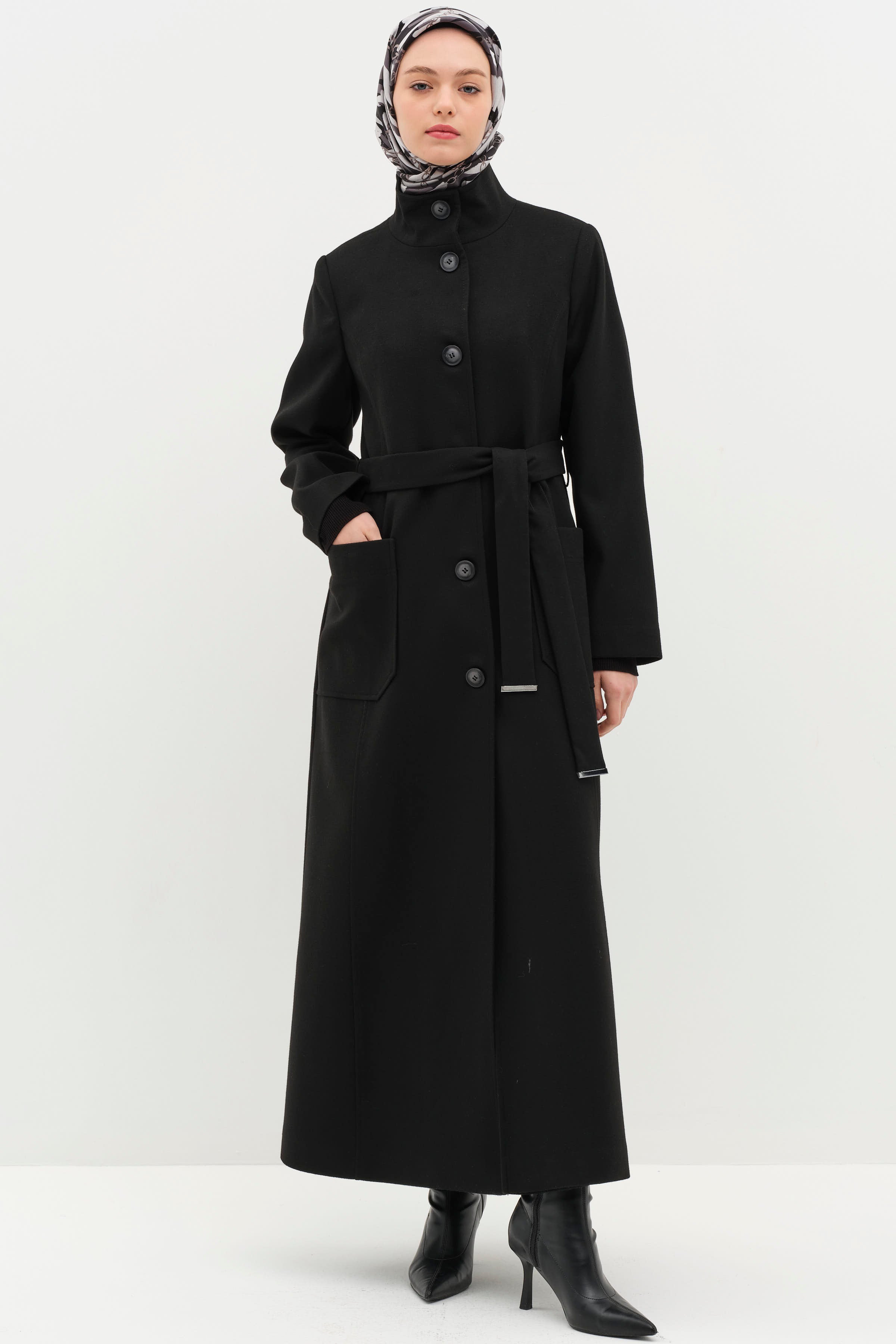 Dik Yakalı Beli Kuşaklı Manto - Siyah TUGBA