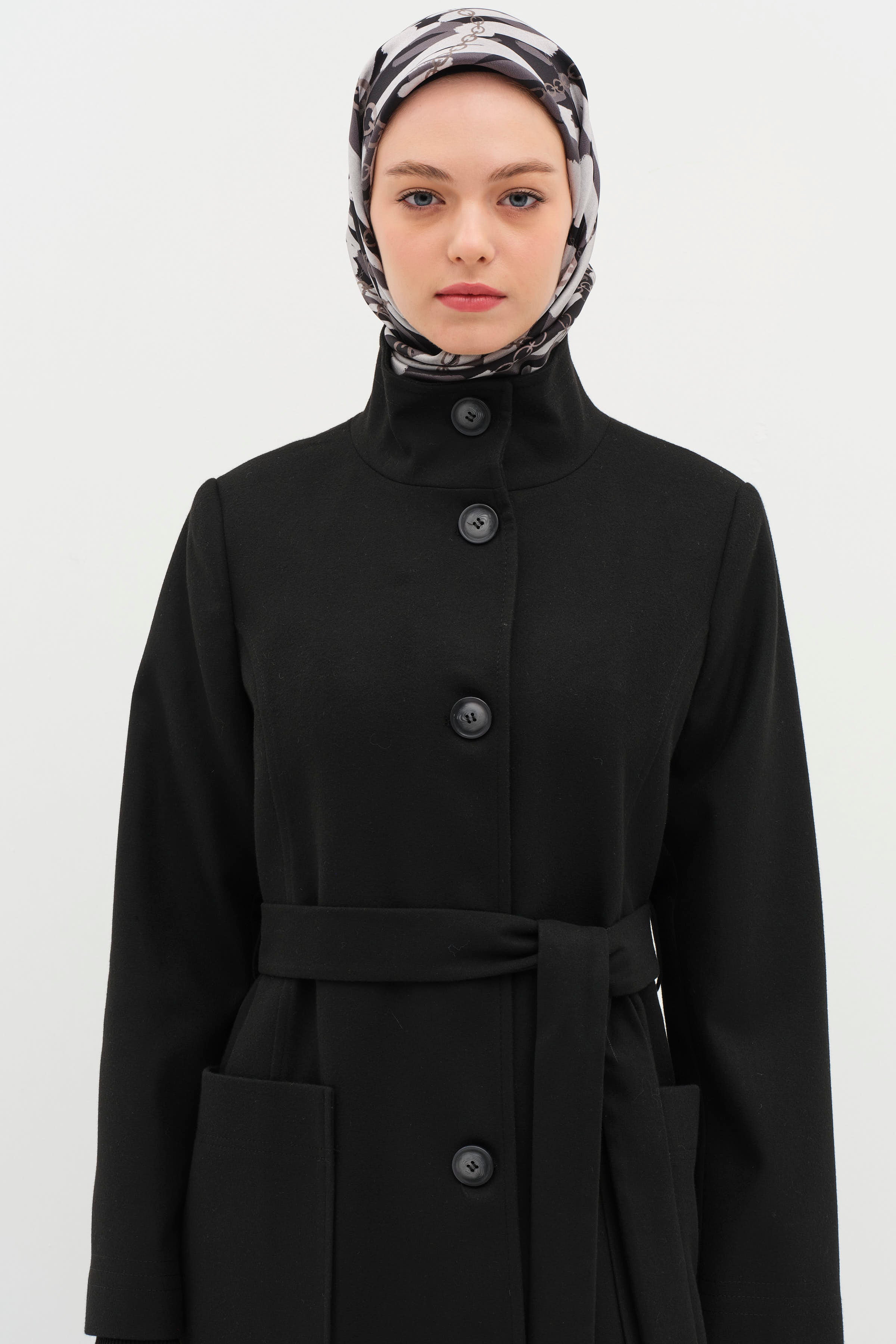 Dik Yakalı Beli Kuşaklı Manto - Siyah TUGBA