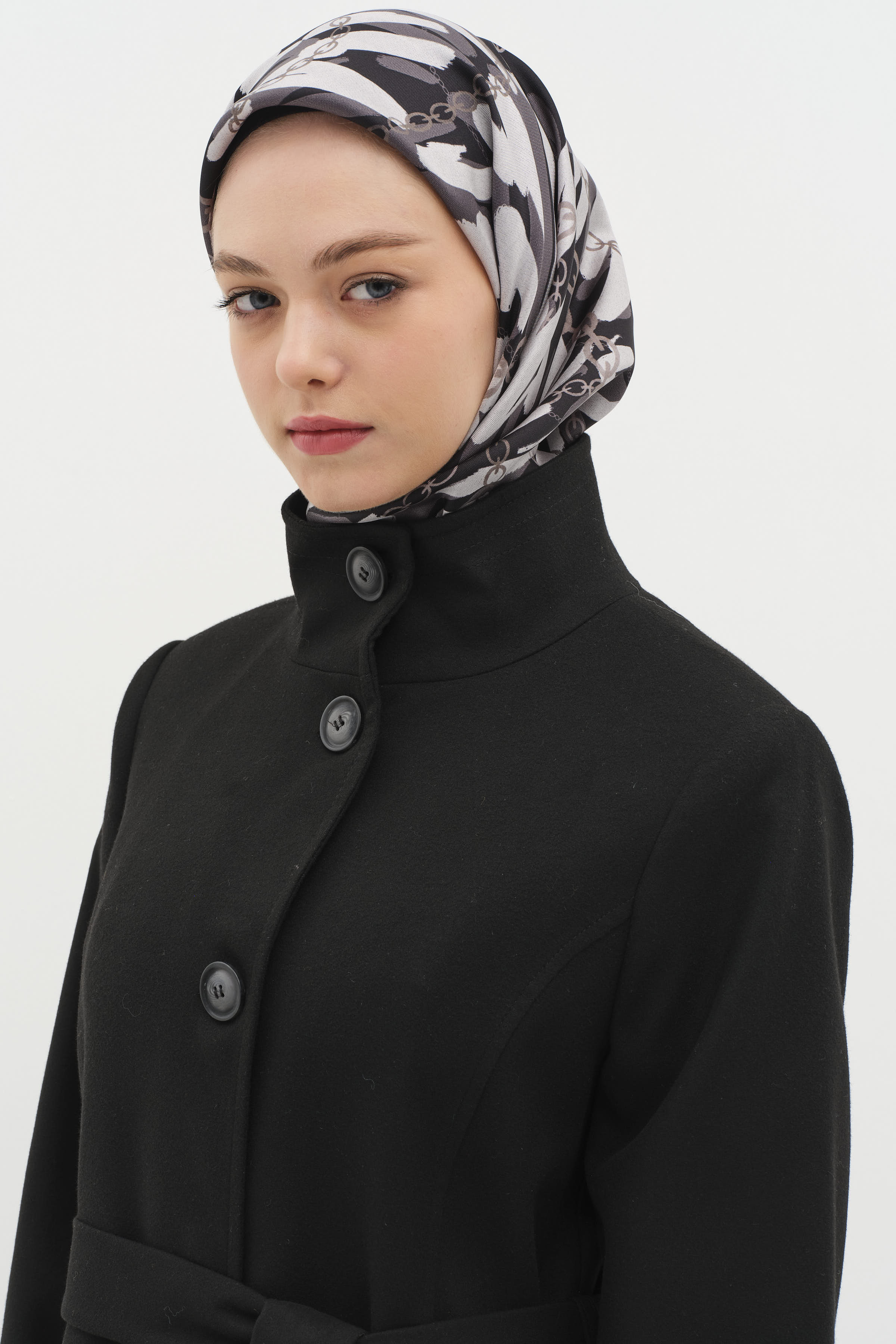 Dik Yakalı Beli Kuşaklı Manto - Siyah TUGBA