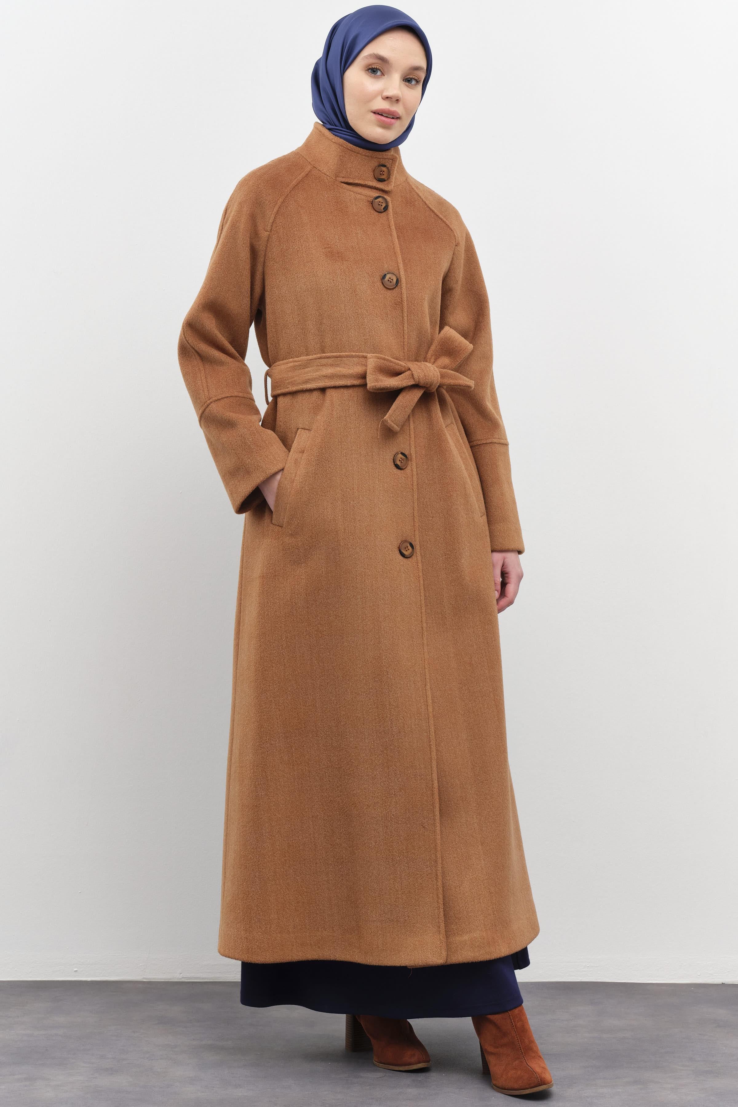 Dik Yakalı Beli Kuşaklı Manto - Tarçın TUGBA