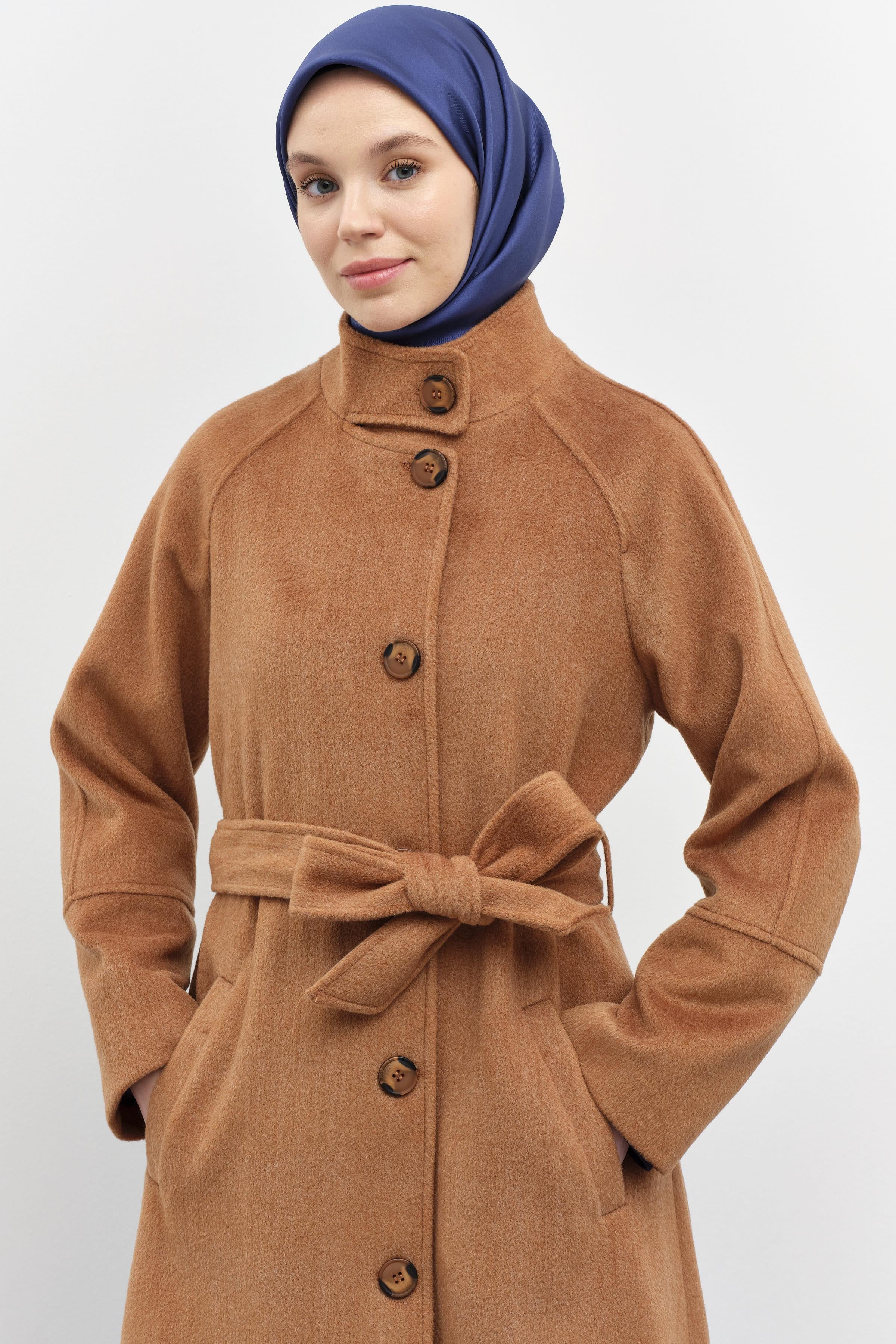 Dik Yakalı Beli Kuşaklı Manto - Tarçın TUGBA