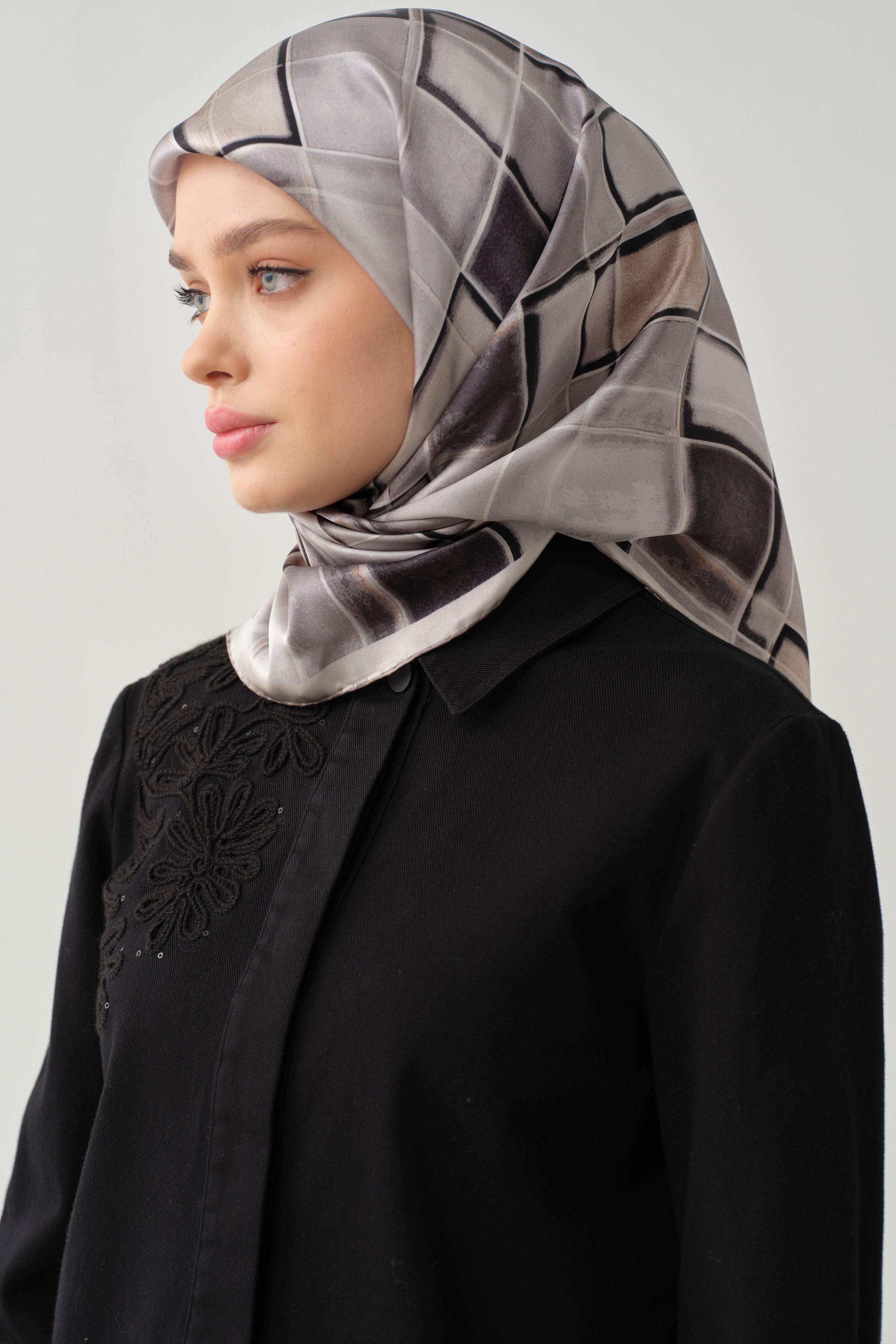 Duvar Desenli Sura İpek Eşarp - Gri TUGBA