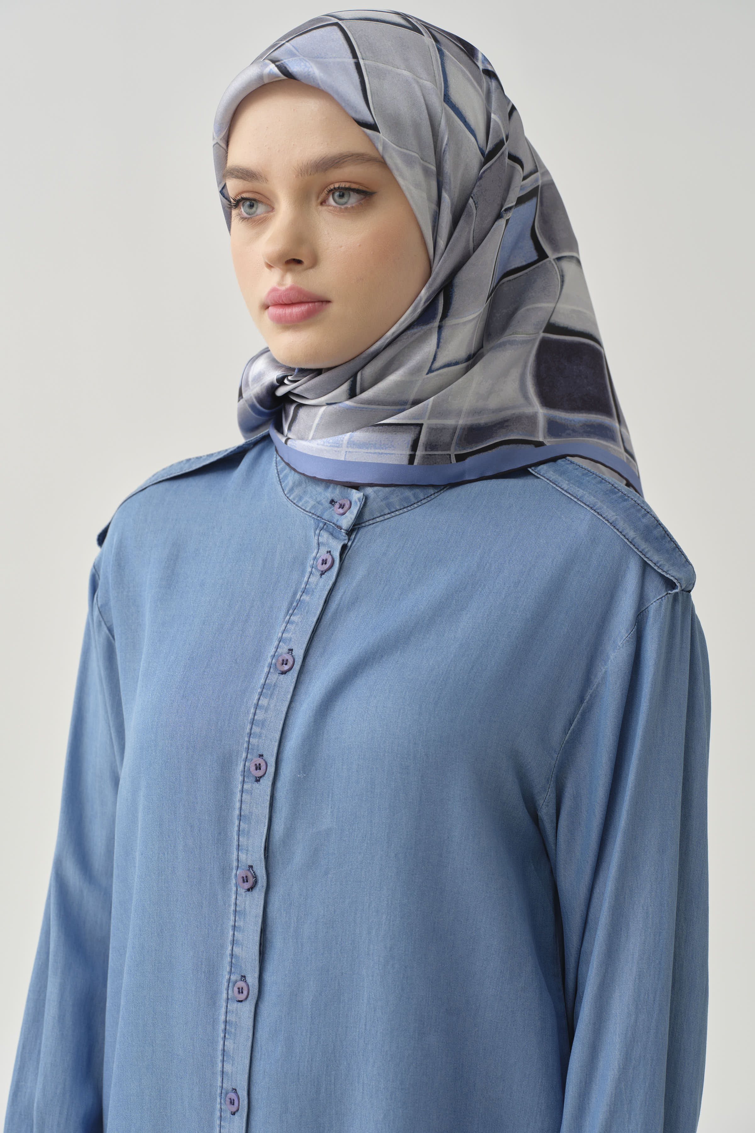 Duvar Desenli Sura İpek Eşarp - Mavi TUGBA