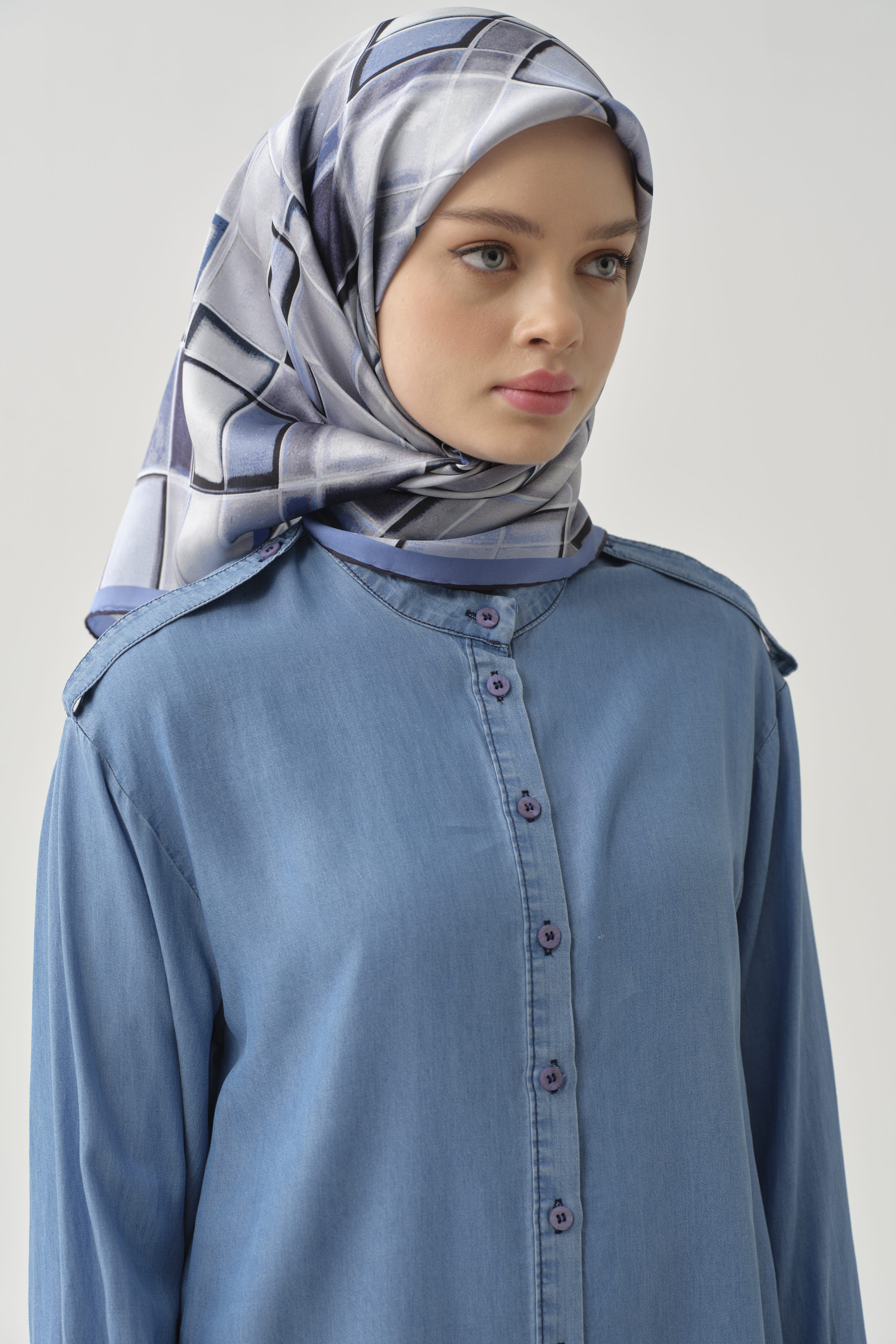 Duvar Desenli Sura İpek Eşarp - Mavi TUGBA