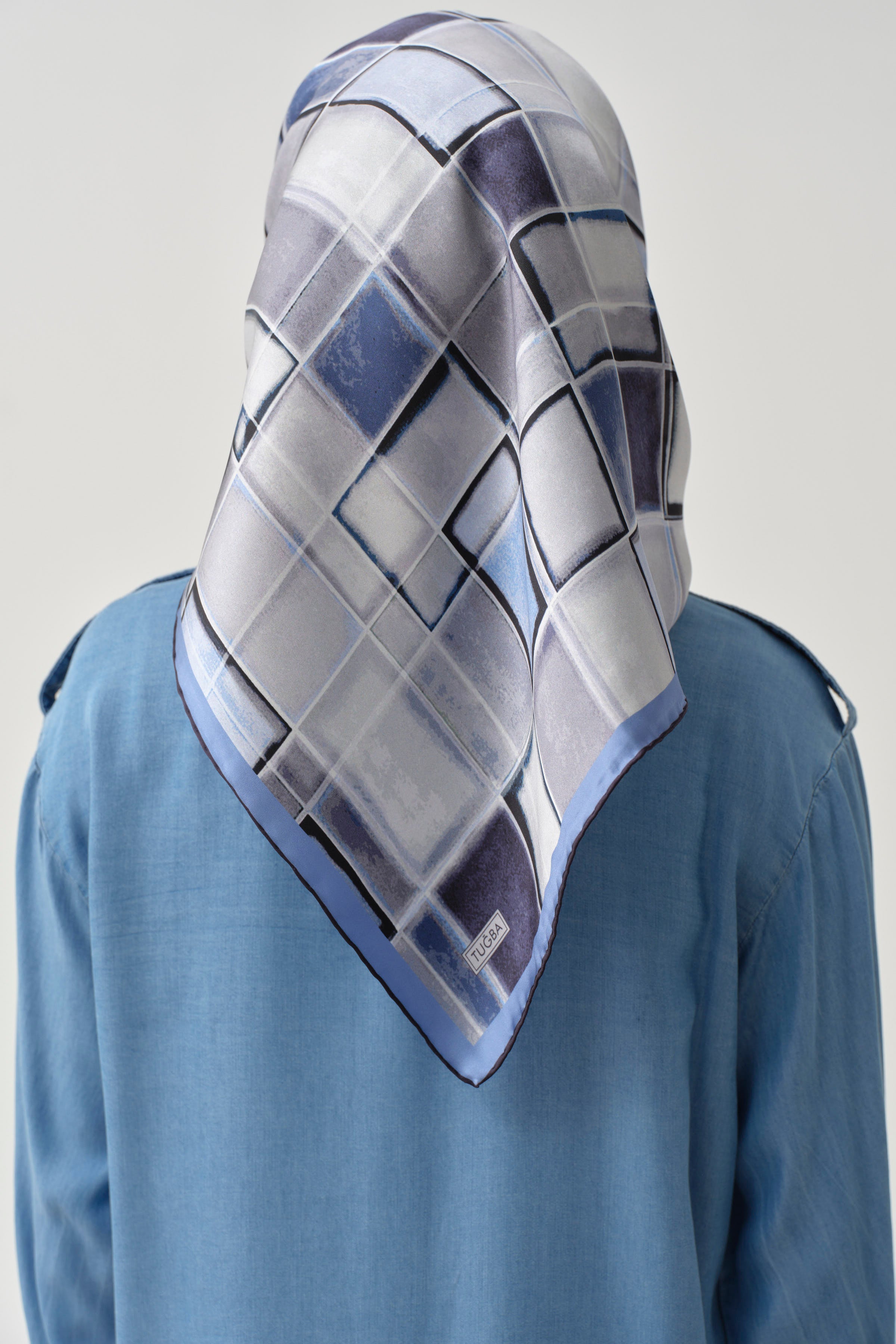 Duvar Desenli Sura İpek Eşarp - Mavi TUGBA