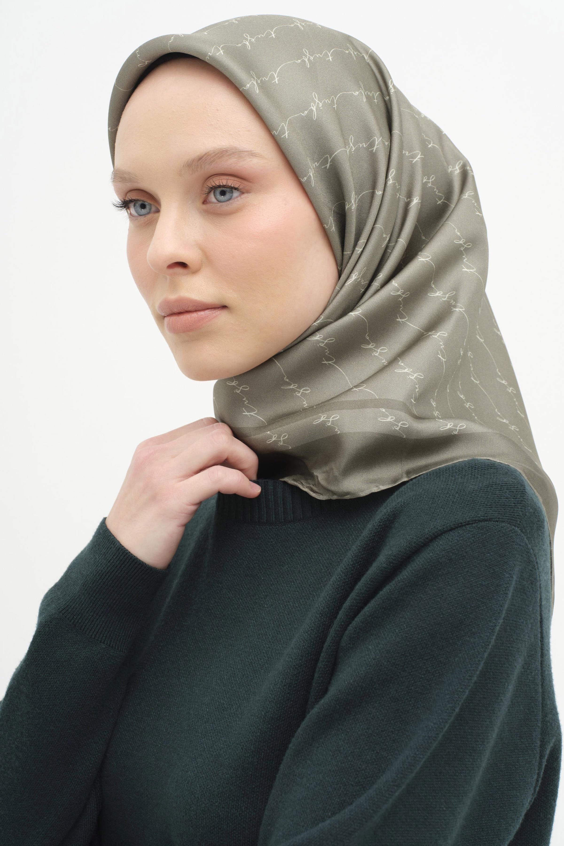 El Yazı Desenli Twill İpek Eşarp - Çağla TUGBA