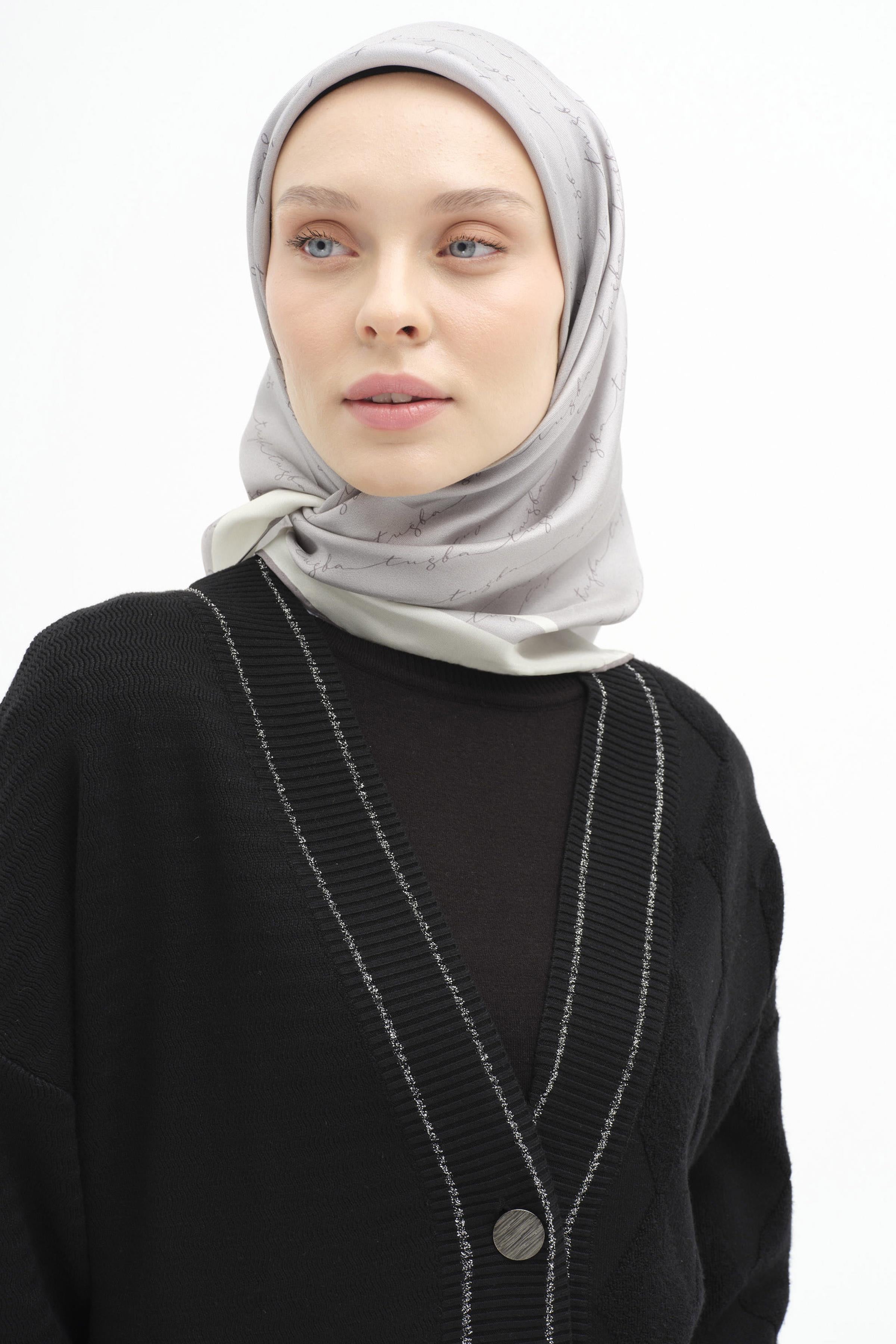 El Yazı Desenli Twill İpek Eşarp - Gümüş TUGBA