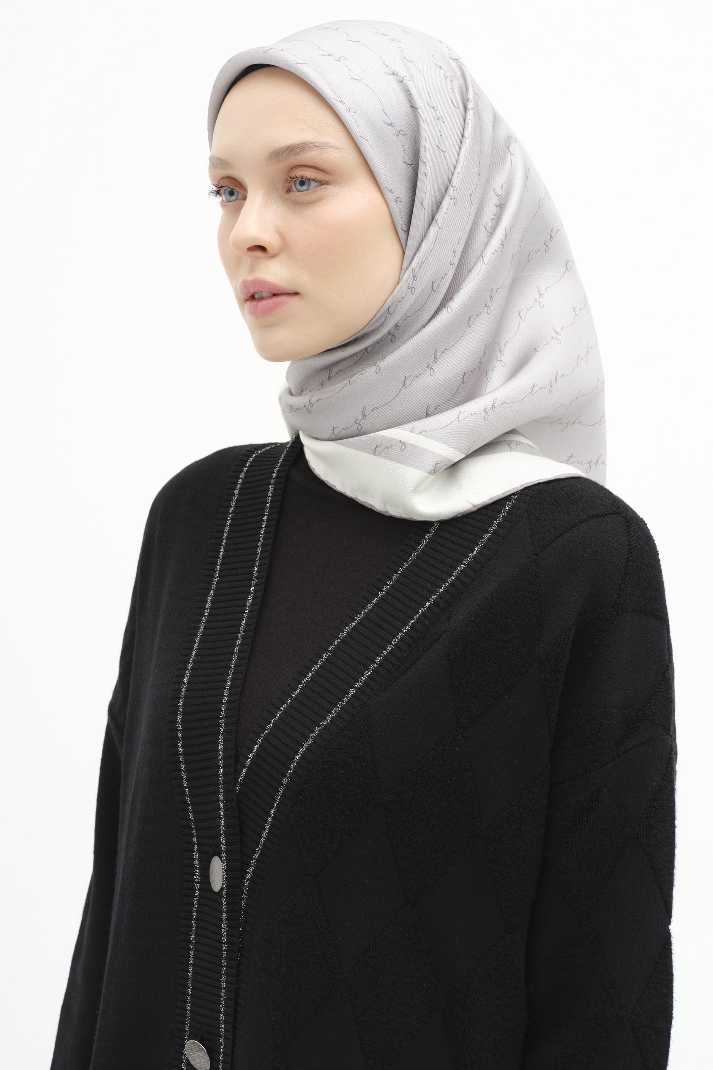 El Yazı Desenli Twill İpek Eşarp - Gümüş TUGBA