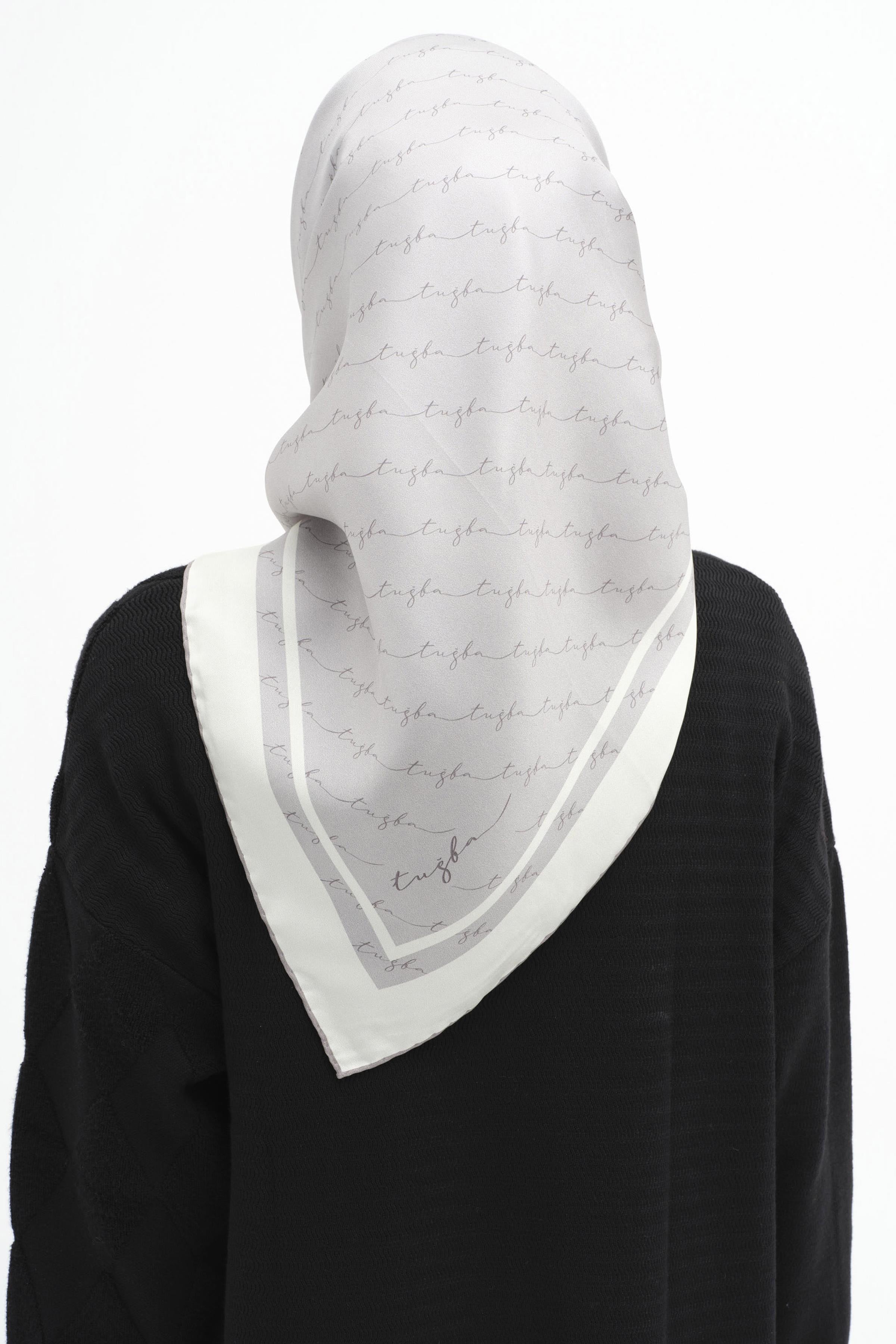 El Yazı Desenli Twill İpek Eşarp - Gümüş TUGBA