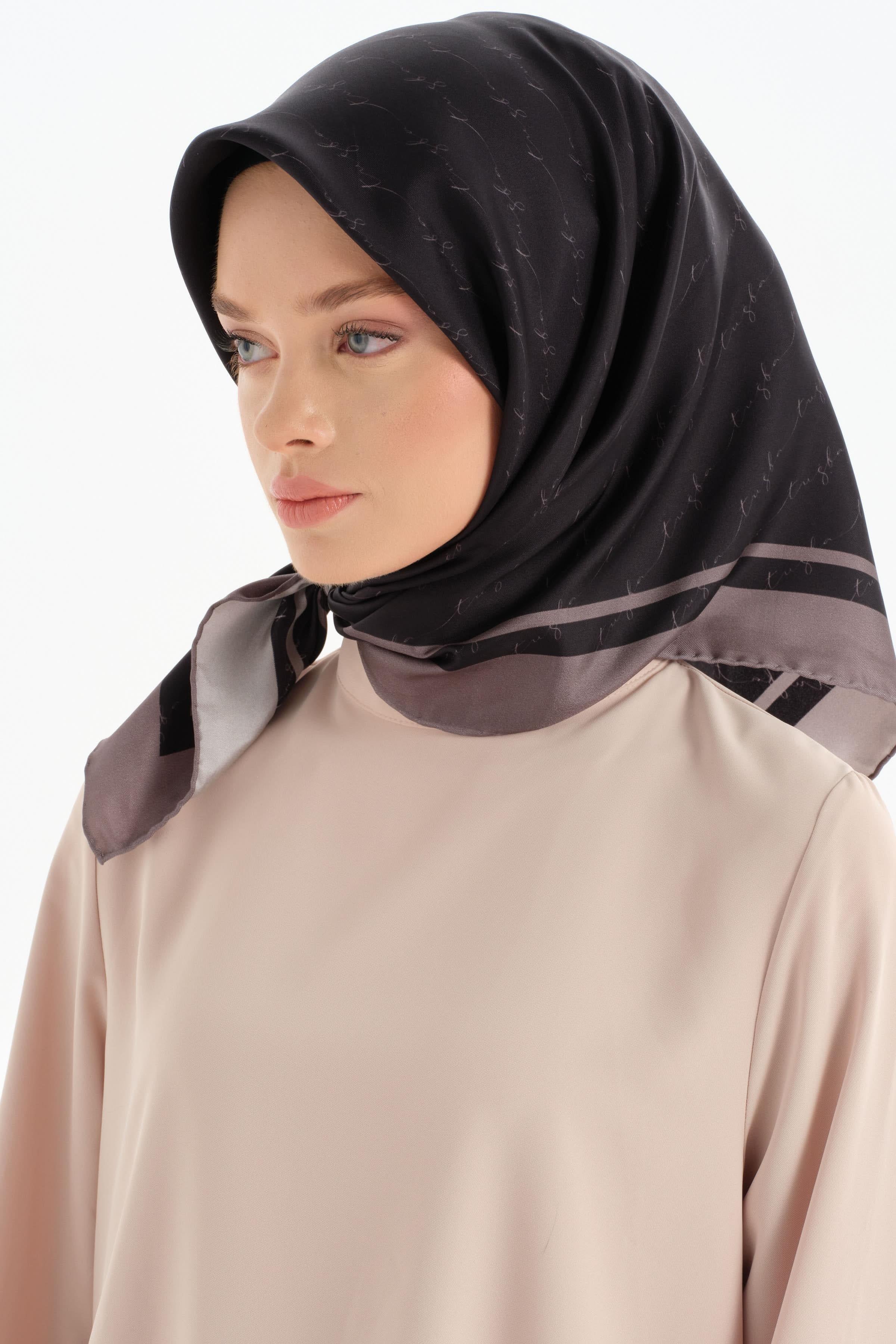 El Yazı Desenli Twill İpek Eşarp - Siyah TUGBA