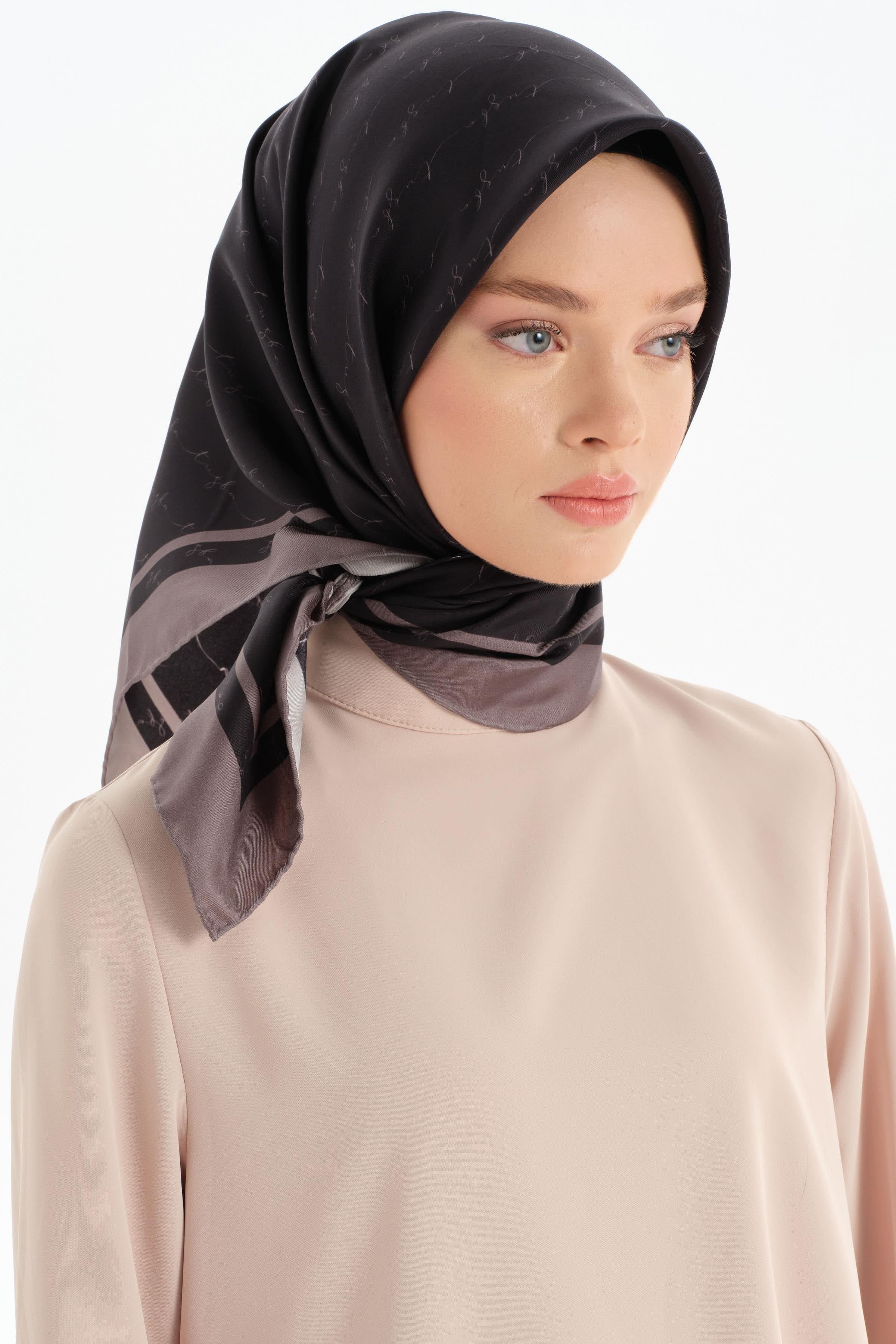 El Yazı Desenli Twill İpek Eşarp - Siyah TUGBA