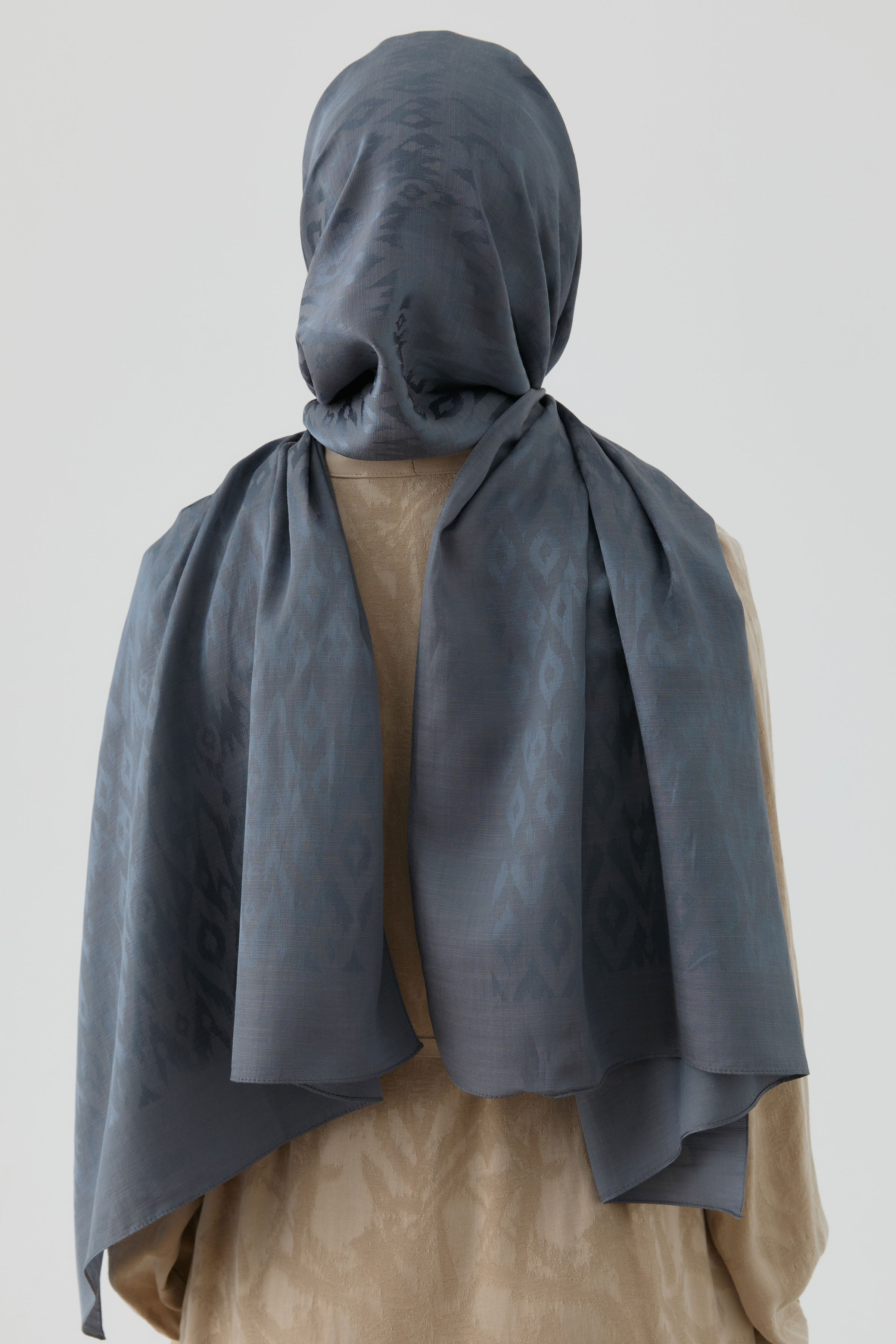 Etnik İkat Desenli Nida Naturel Şal - Füme TUGBA