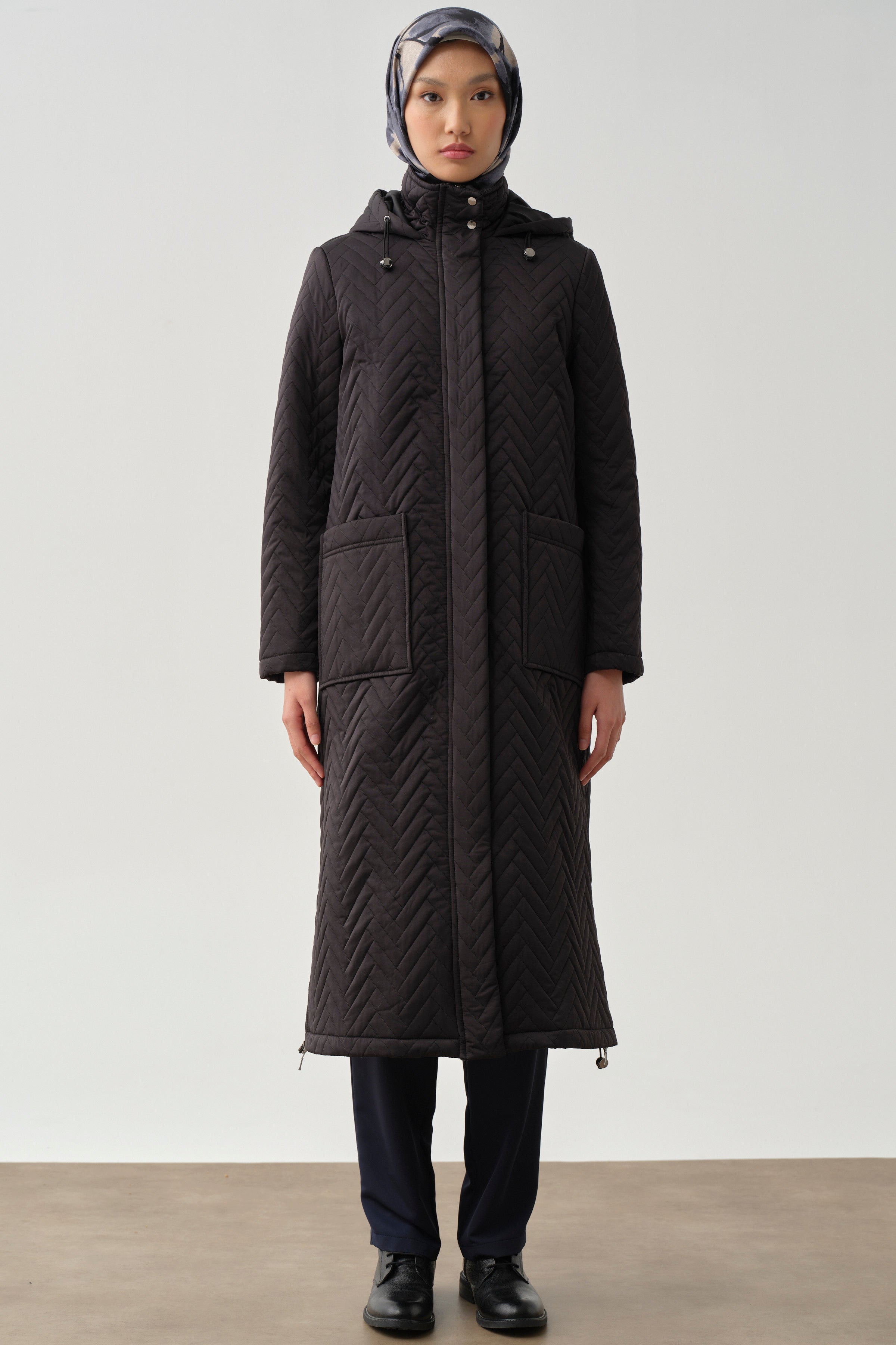 Fermuar Yırtmaçlı Kapitone Kaban - Siyah TUGBA