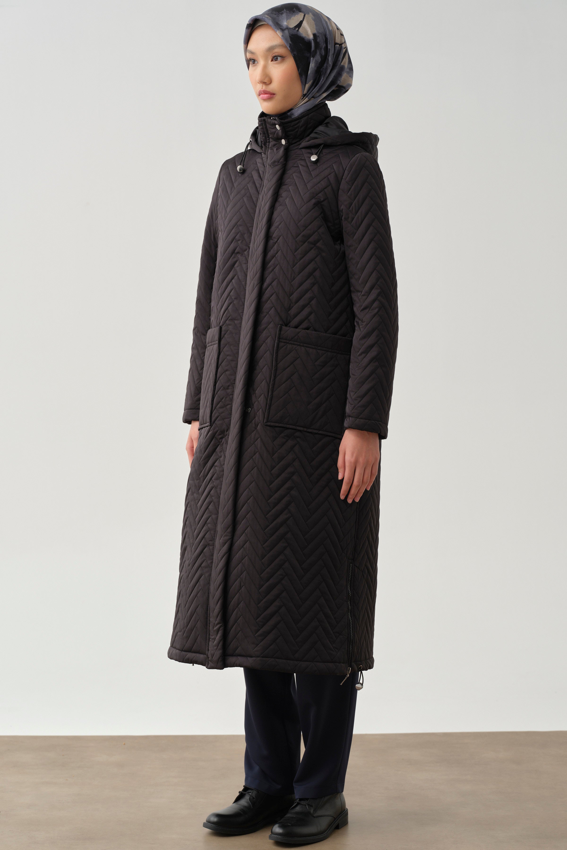 Fermuar Yırtmaçlı Kapitone Kaban - Siyah TUGBA