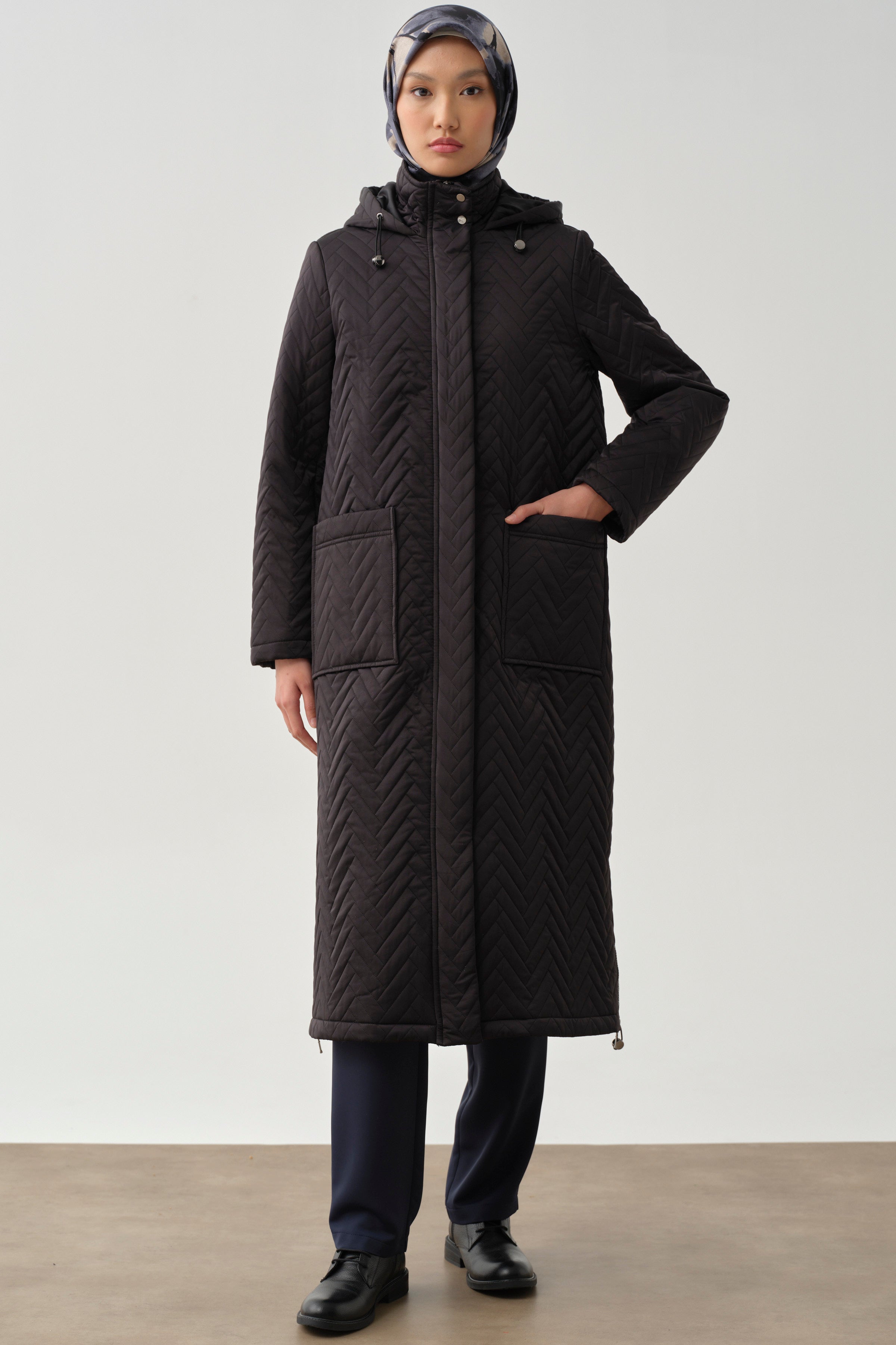 Fermuar Yırtmaçlı Kapitone Kaban - Siyah TUGBA