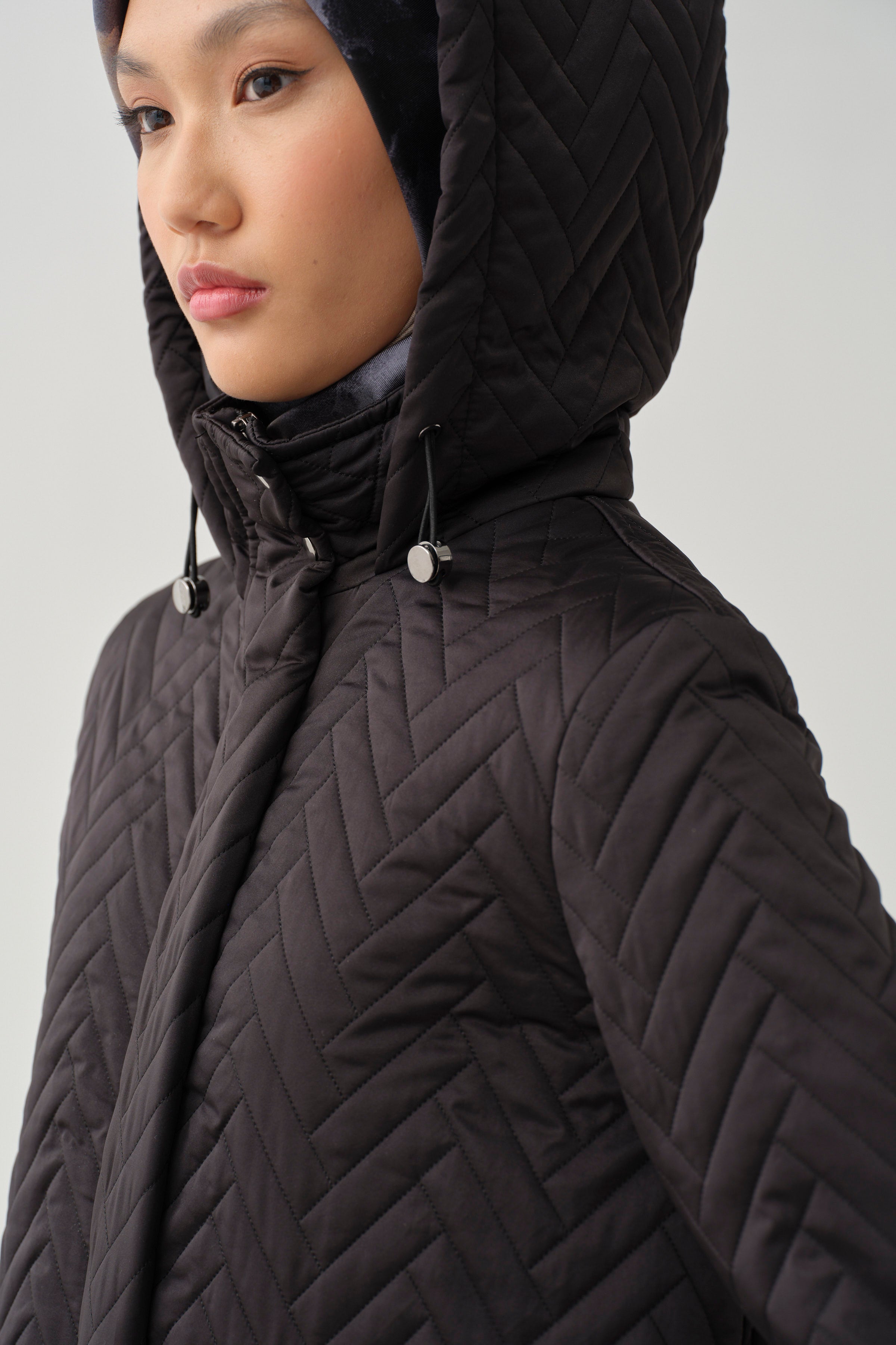 Fermuar Yırtmaçlı Kapitone Kaban - Siyah TUGBA