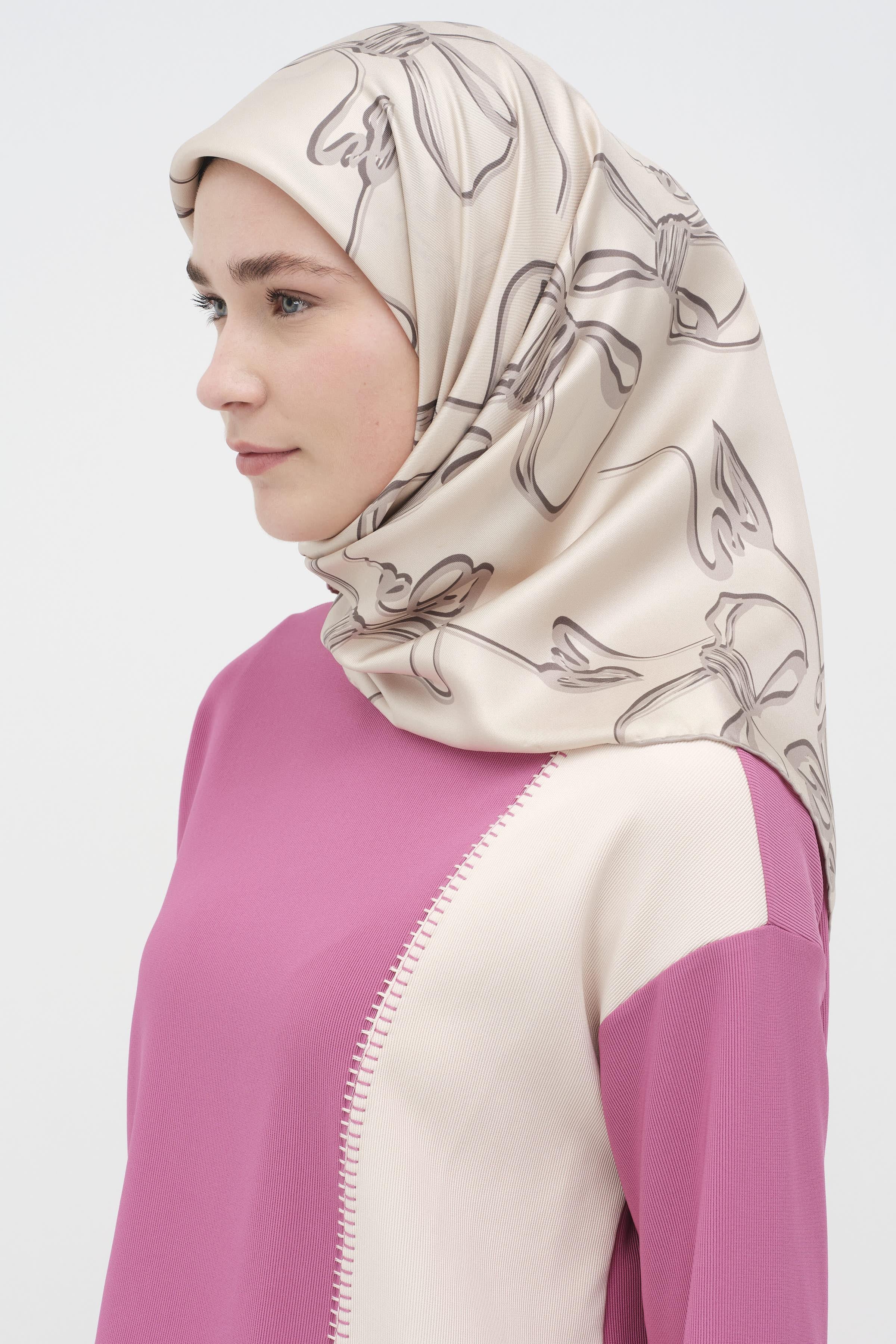 Fiyonk Desenli Twill İpek Eşarp - Bej TUGBA