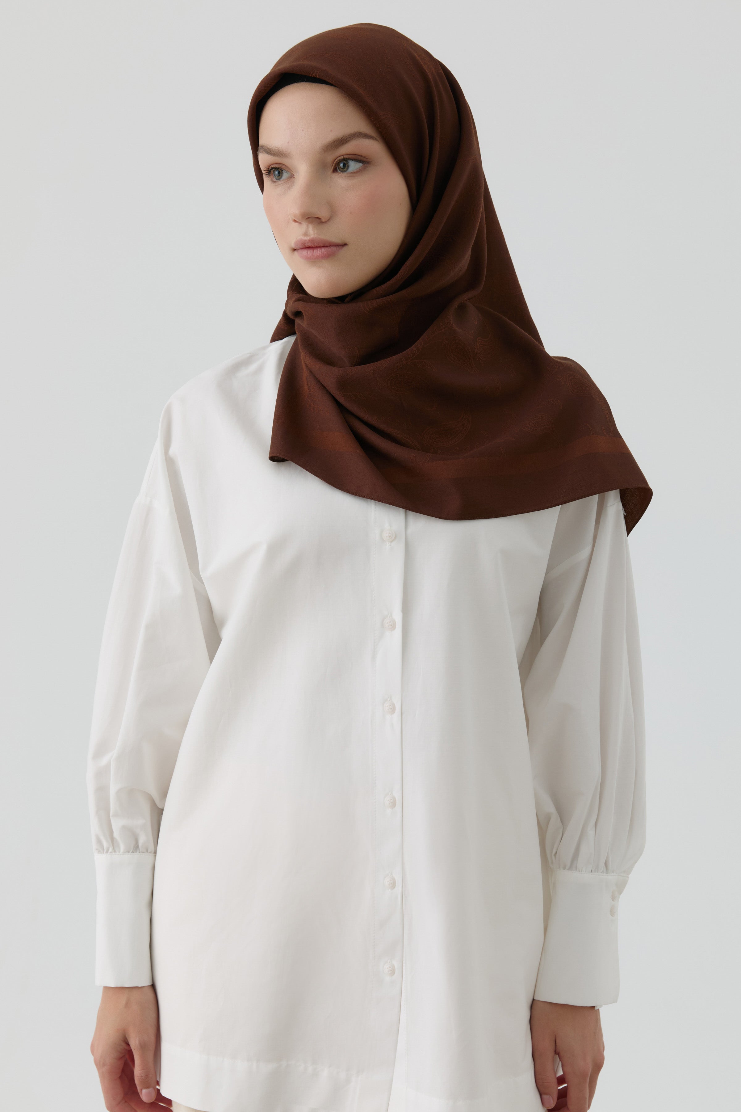 Floral Desen Kenar Detaylı Stil Eşarp - Kahve TUGBA