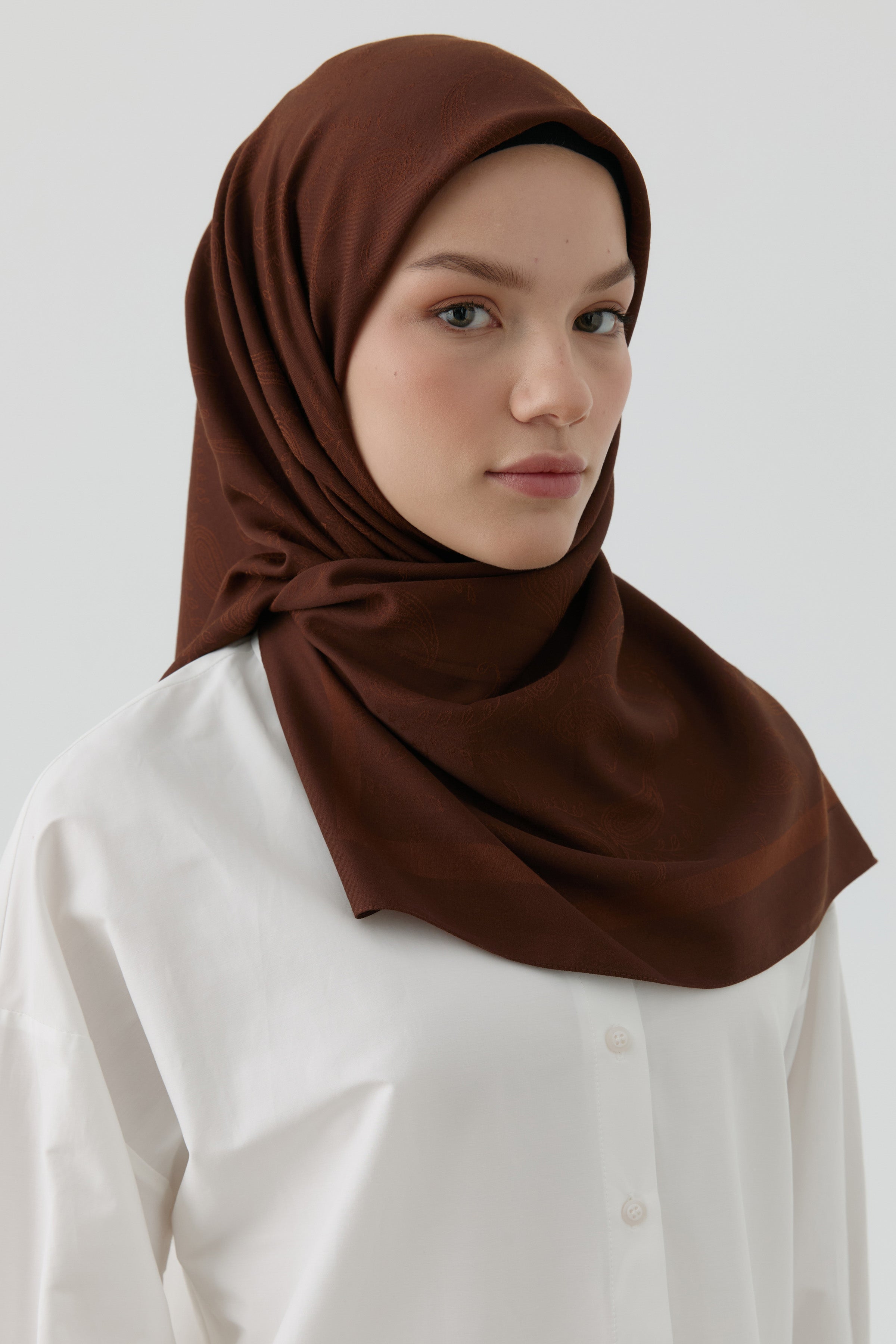 Floral Desen Kenar Detaylı Stil Eşarp - Kahve TUGBA