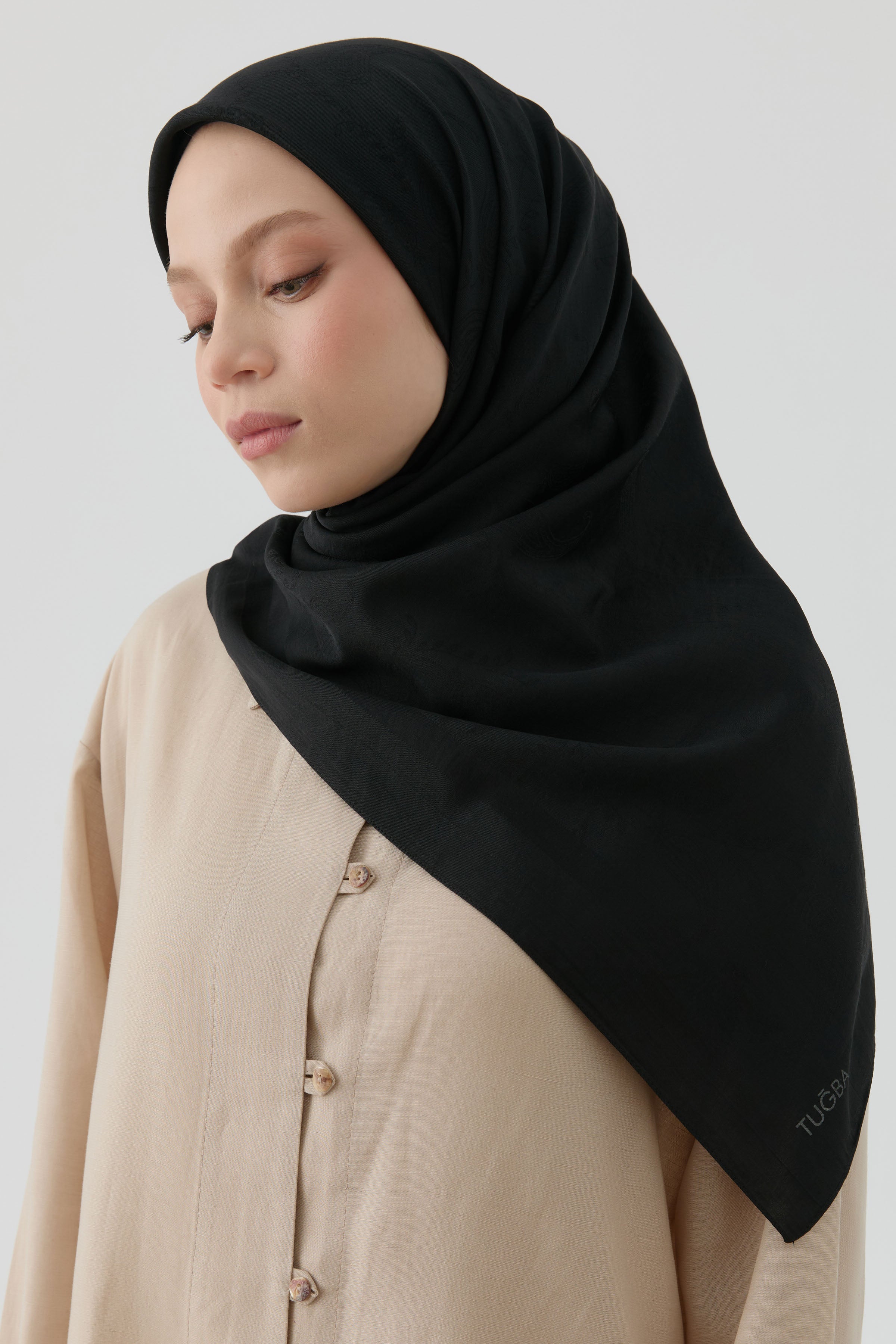 Floral Desen Kenar Detaylı Stil Eşarp - Siyah TUGBA