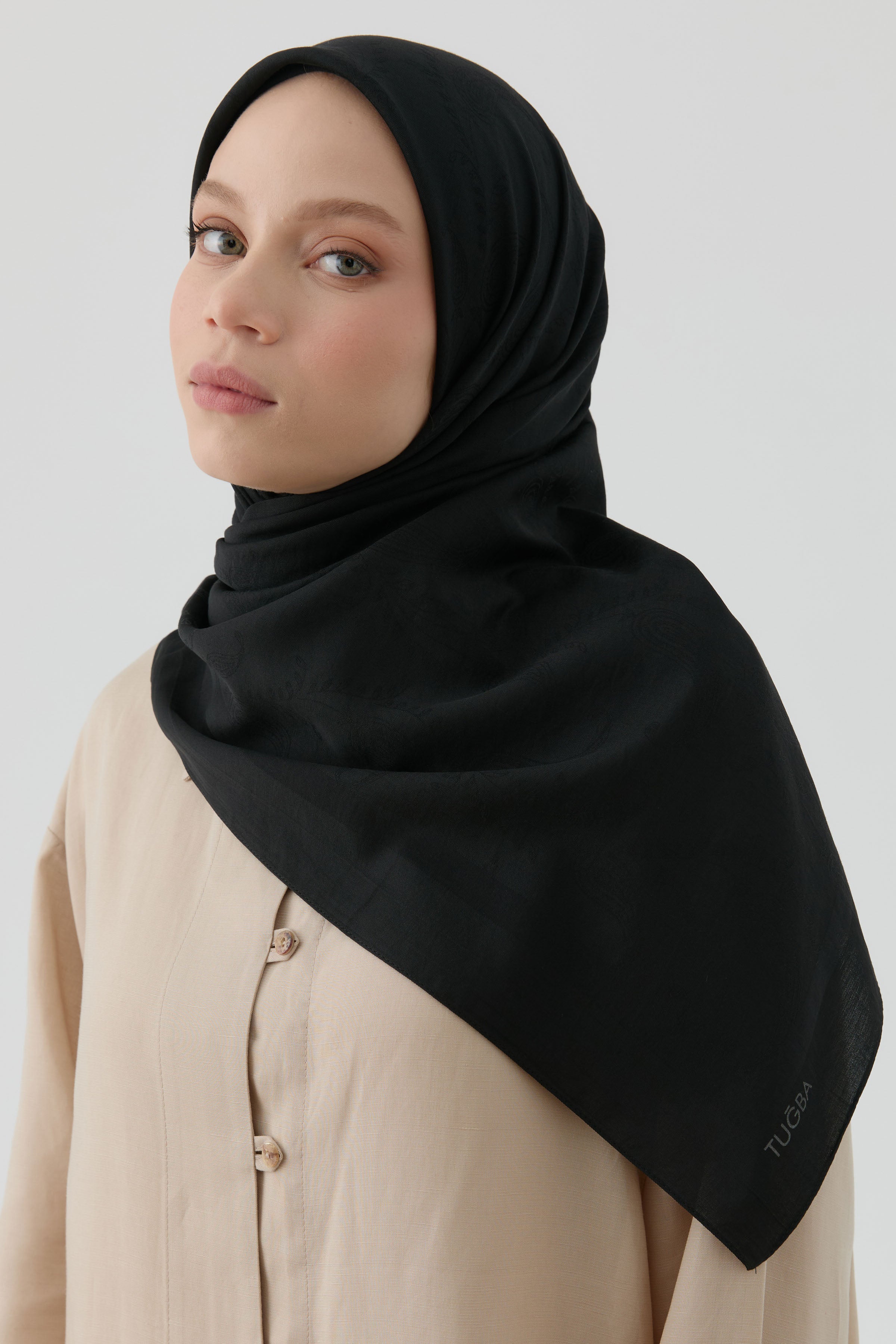 Floral Desen Kenar Detaylı Stil Eşarp - Siyah TUGBA