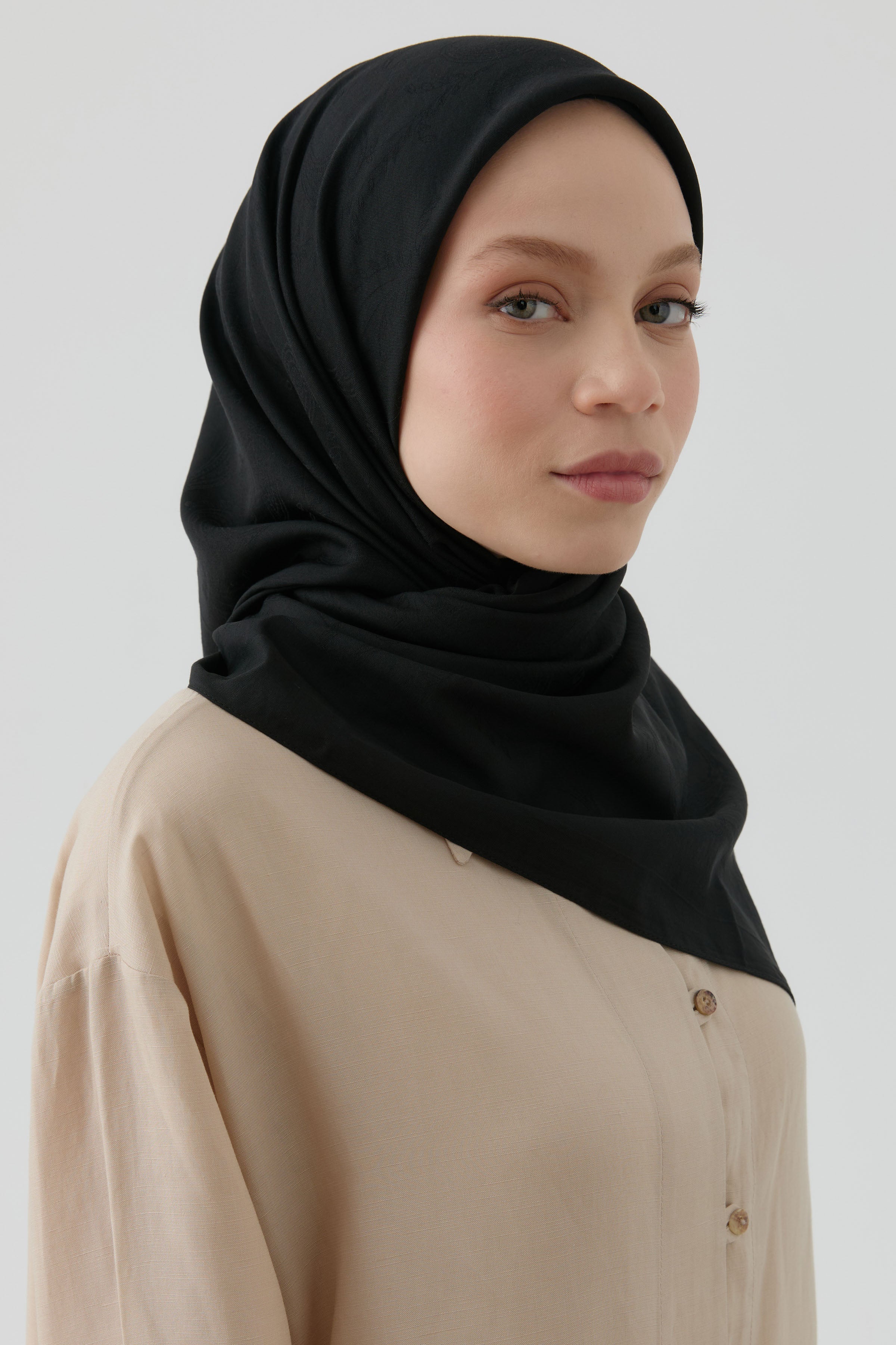 Floral Desen Kenar Detaylı Stil Eşarp - Siyah TUGBA