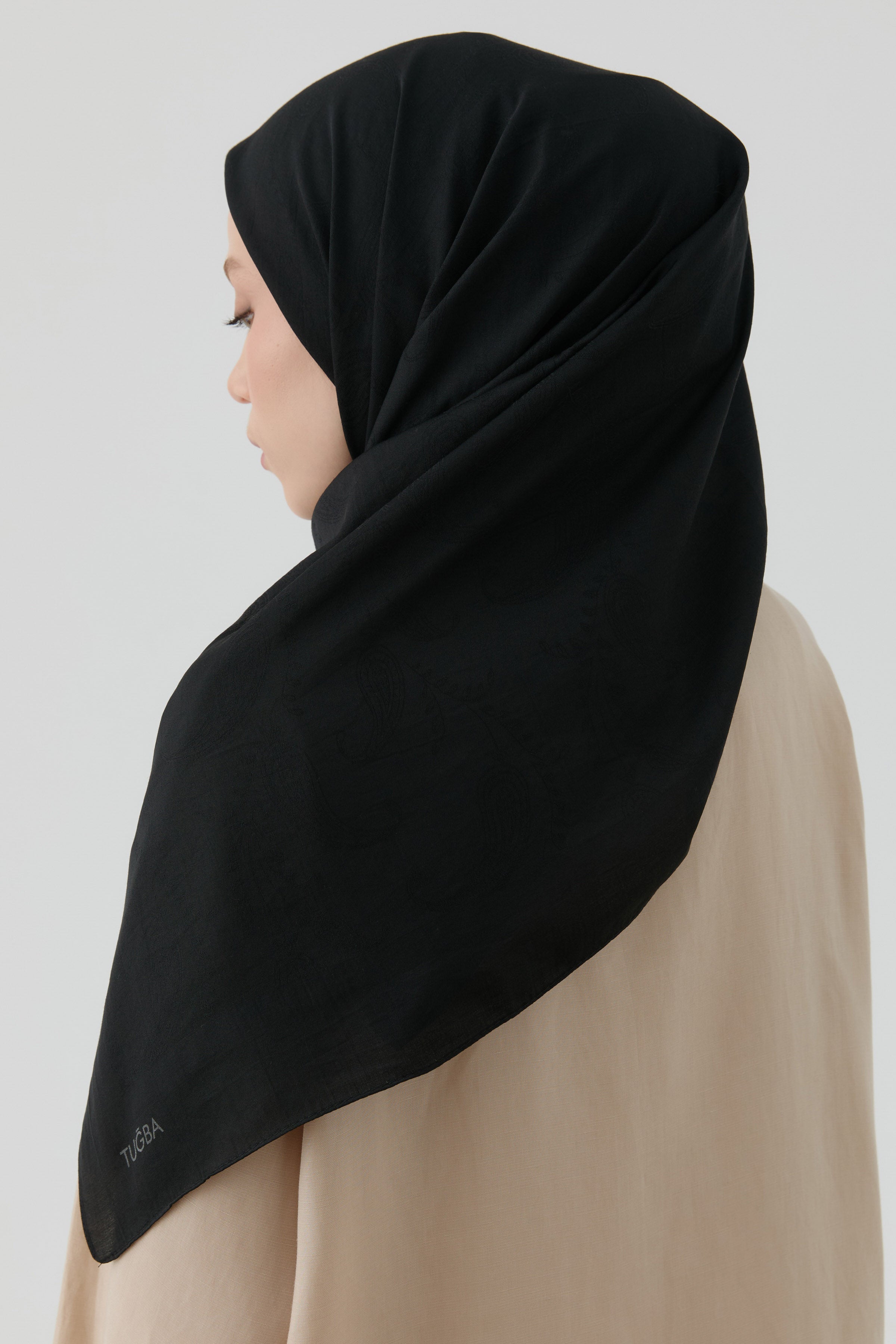 Floral Desen Kenar Detaylı Stil Eşarp - Siyah TUGBA