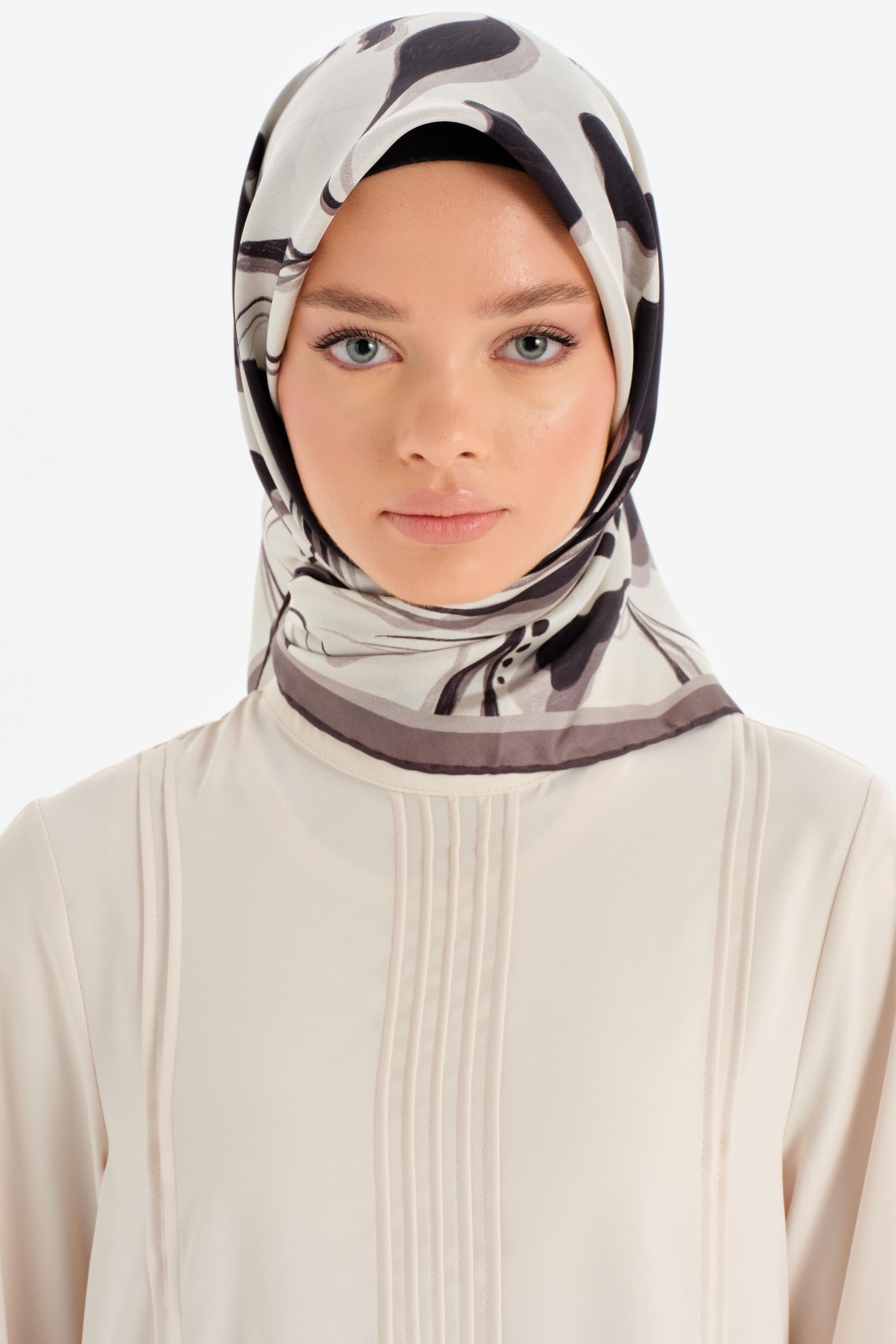 Floral Desenli Twill İpek Eşarp - Siyah TUGBA