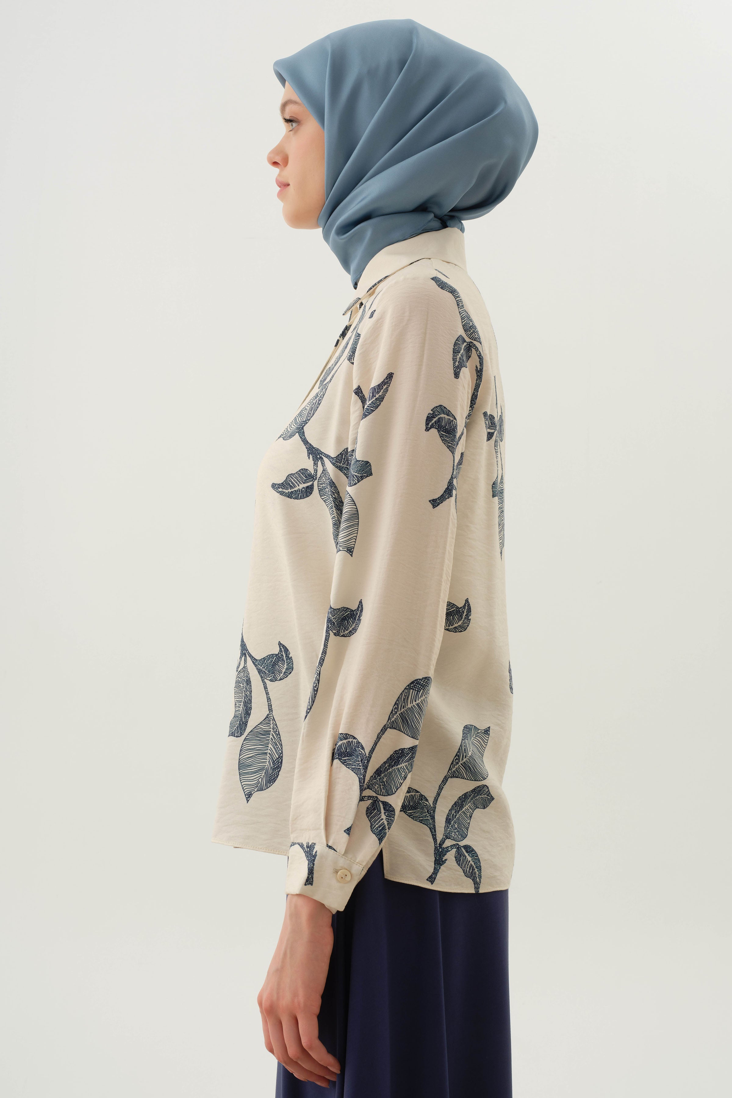 Floral Yaprak Desenli Gömlek - Bej - Lacivert TUGBA
