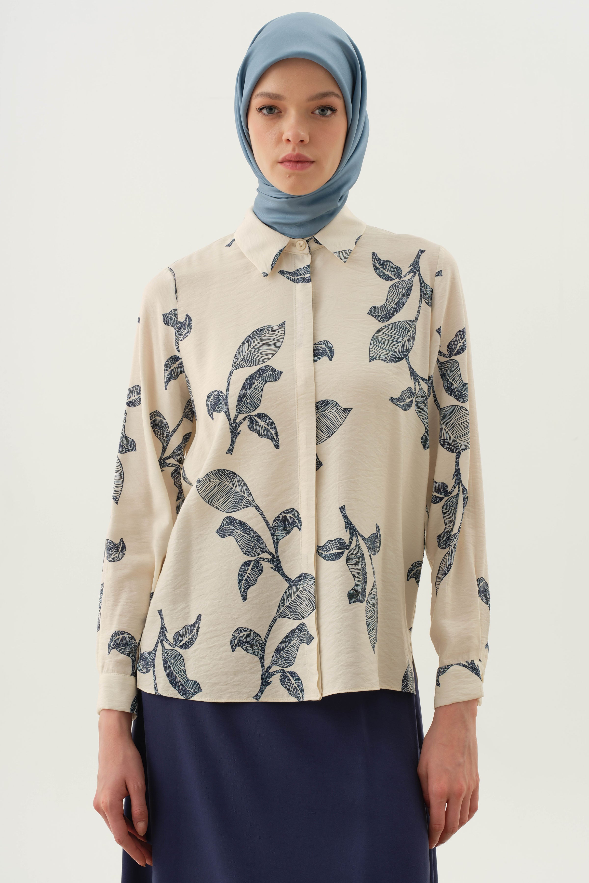 Floral Yaprak Desenli Gömlek - Bej - Lacivert TUGBA