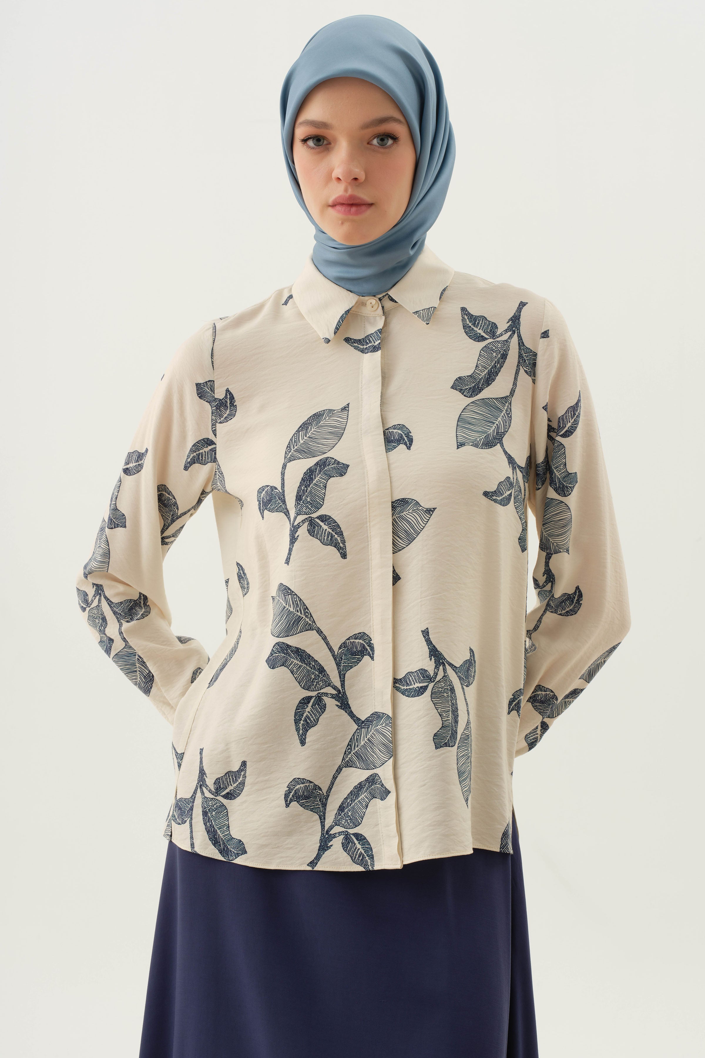 Floral Yaprak Desenli Gömlek - Bej - Lacivert TUGBA