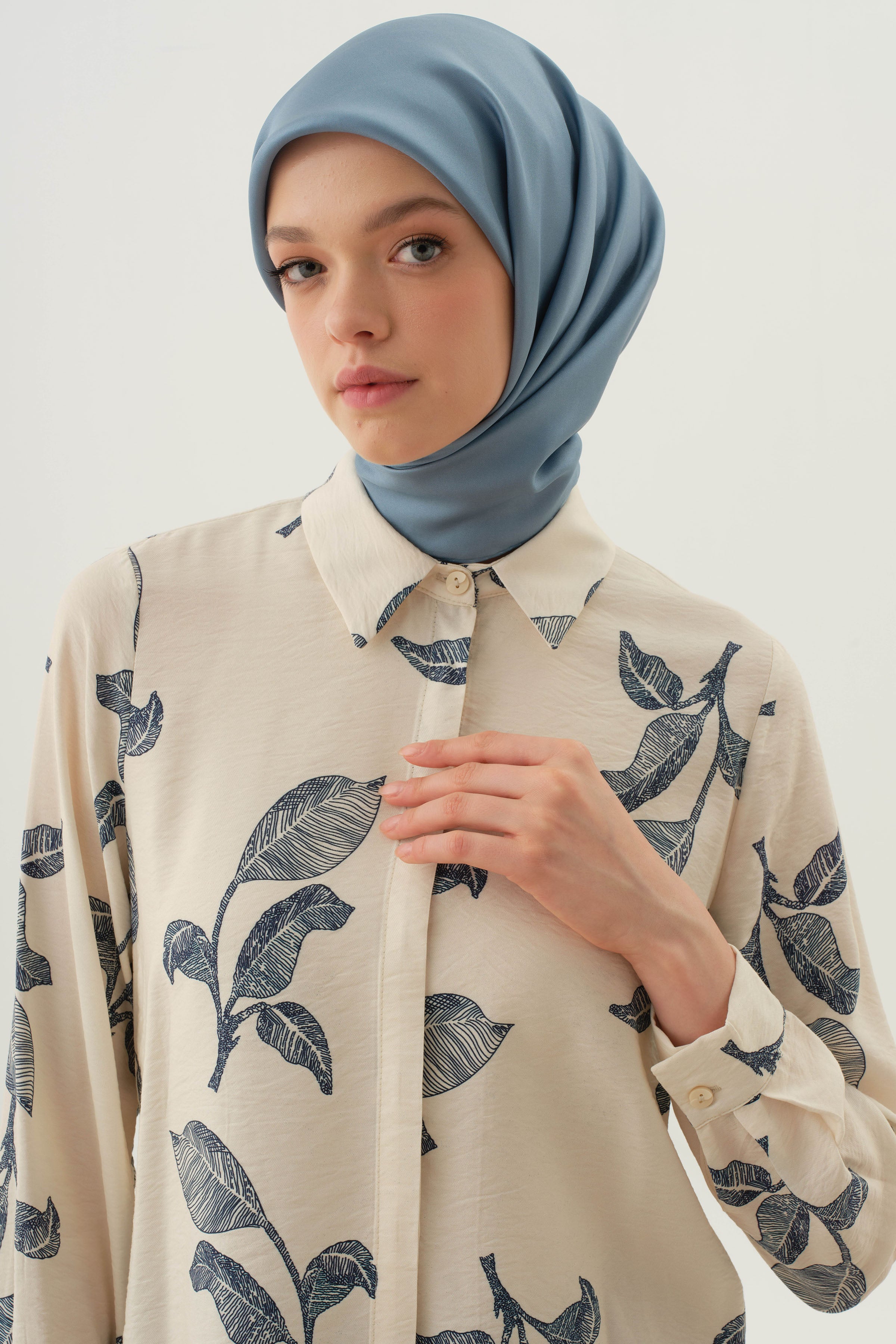 Floral Yaprak Desenli Gömlek - Bej - Lacivert TUGBA
