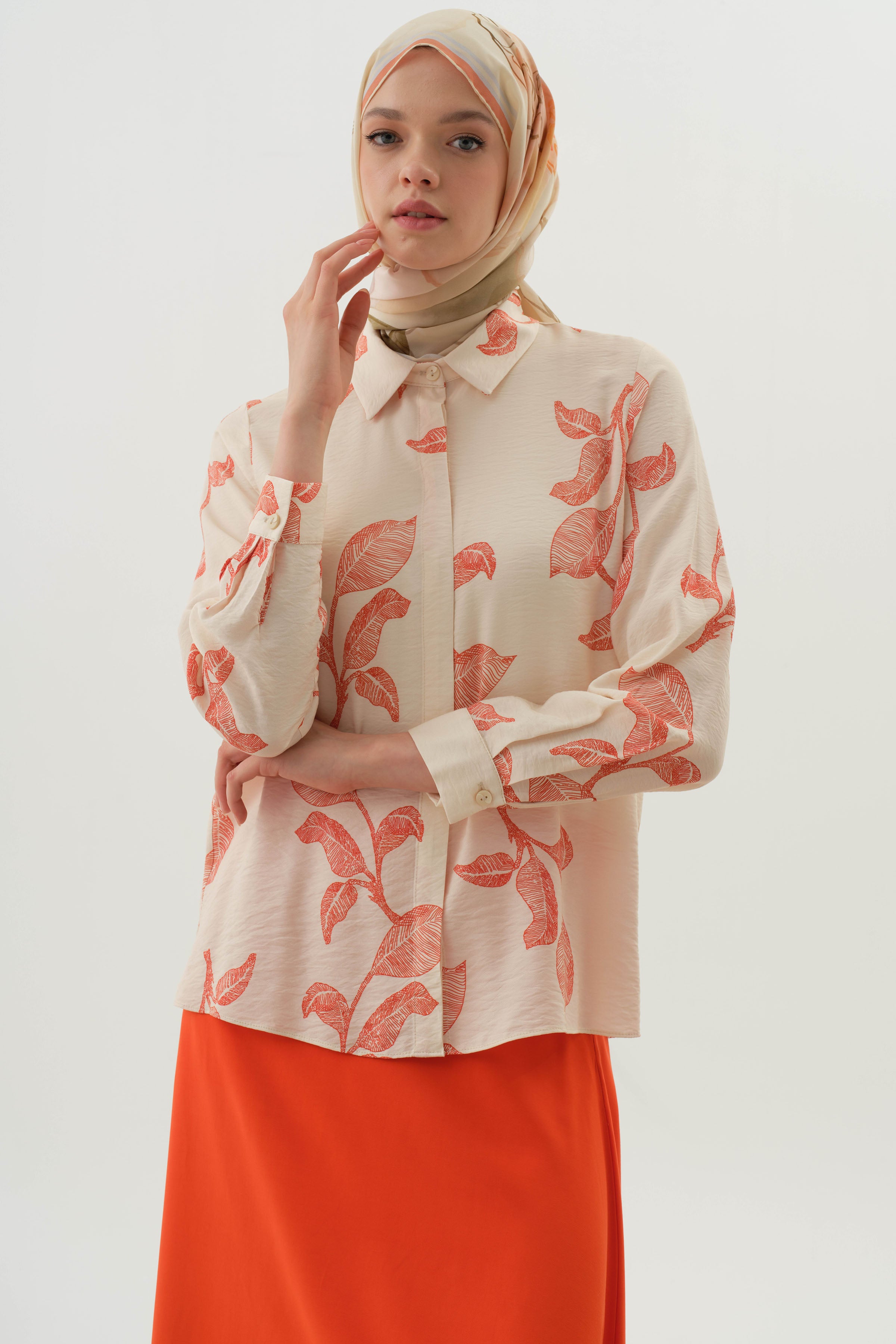 Floral Yaprak Desenli Gömlek - Bej - Mercan TUGBA