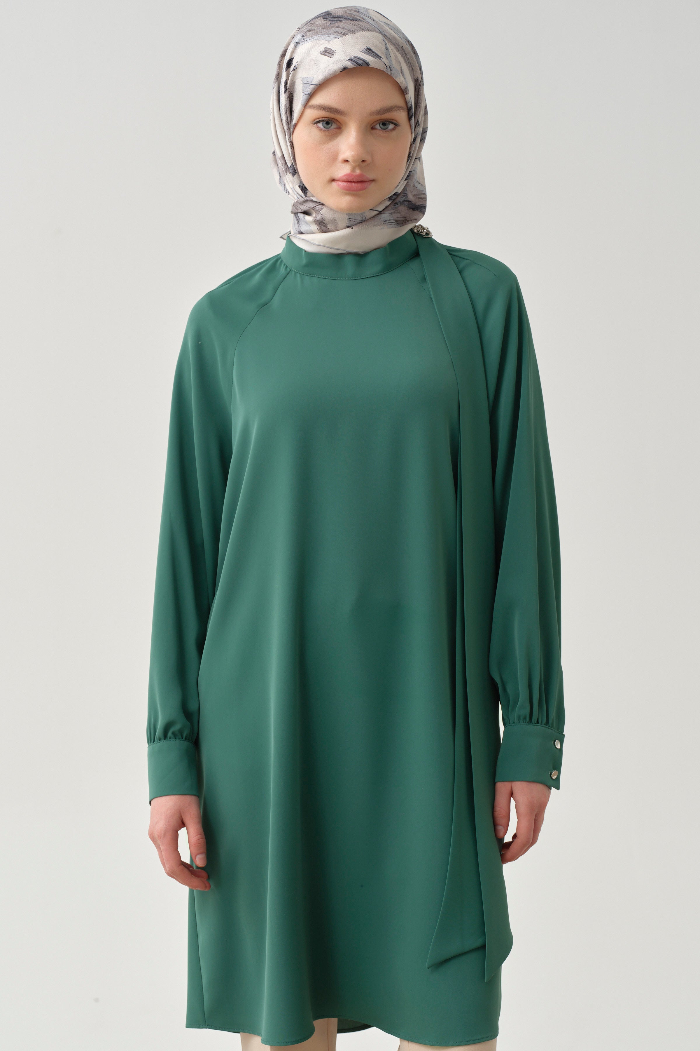 Fular Yaka Broş Detaylı Tunik - Petrol TUGBA