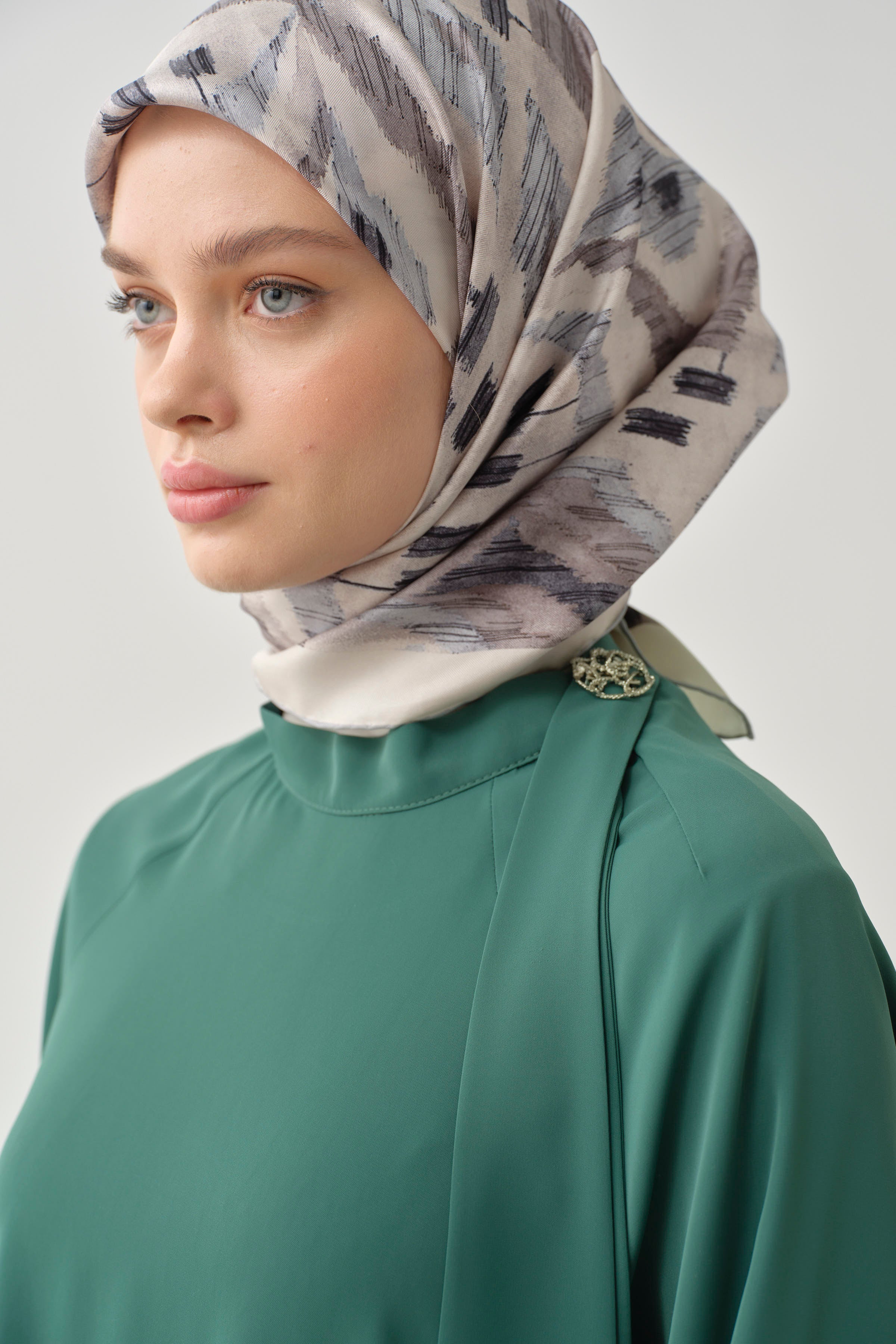 Fular Yaka Broş Detaylı Tunik - Petrol TUGBA