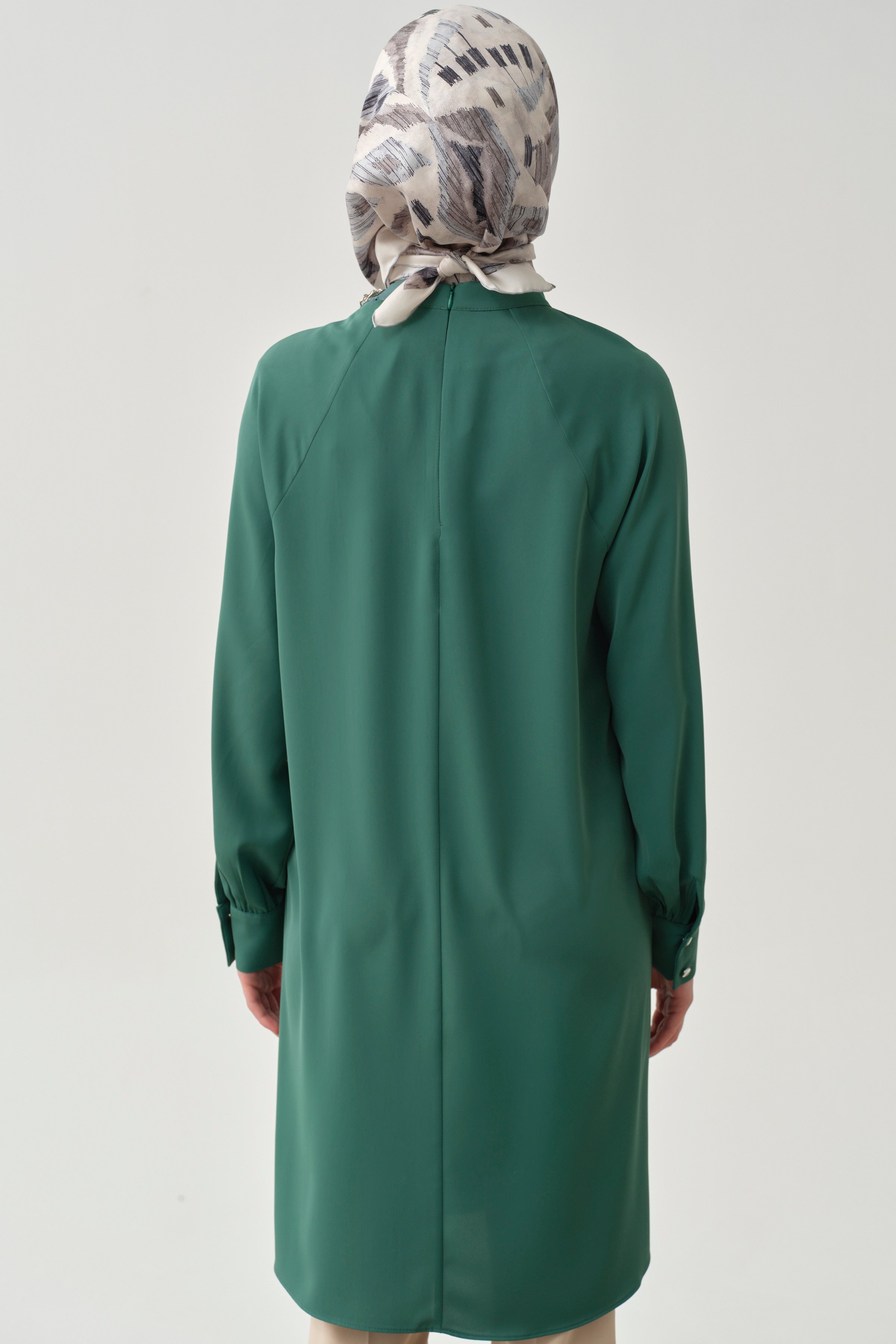 Fular Yaka Broş Detaylı Tunik - Petrol TUGBA