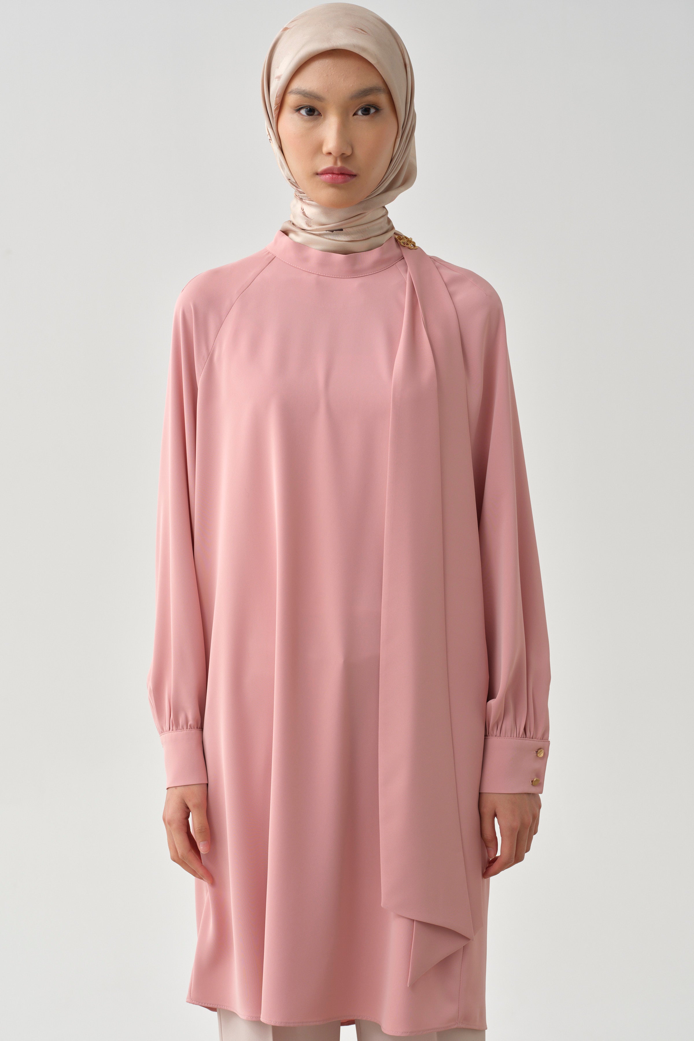 Fular Yaka Broş Detaylı Tunik - Pudra TUGBA