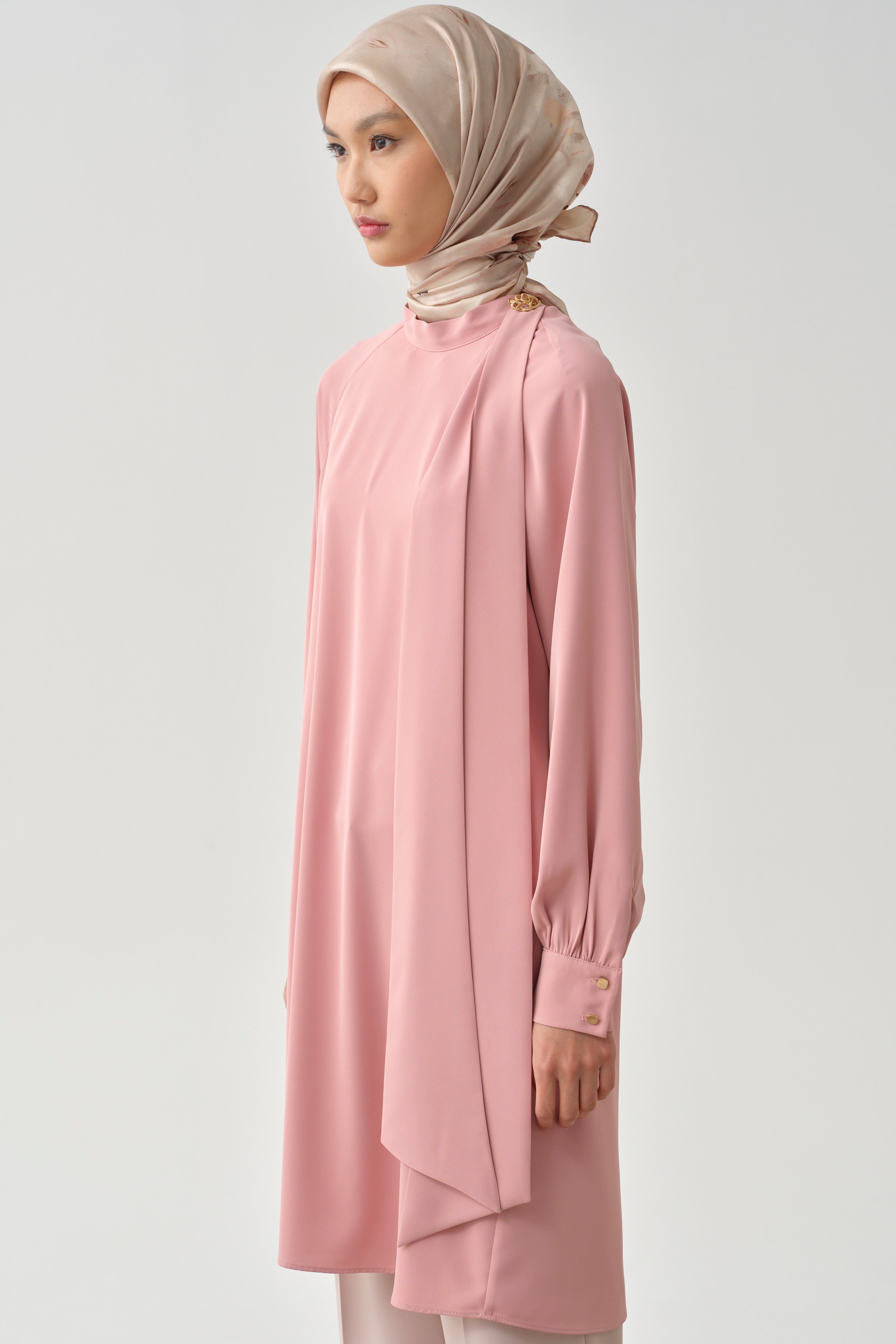 Fular Yaka Broş Detaylı Tunik - Pudra TUGBA