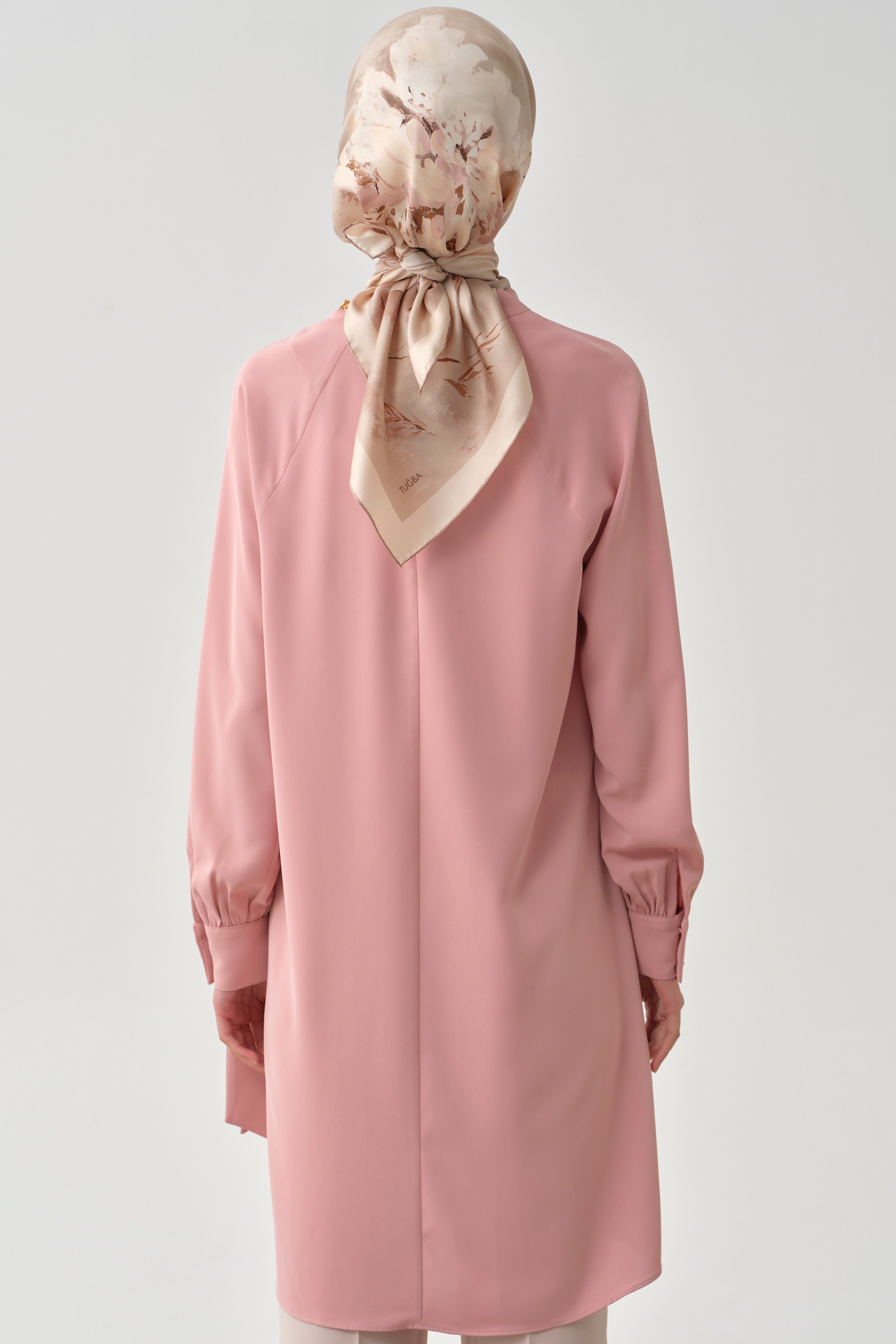 Fular Yaka Broş Detaylı Tunik - Pudra TUGBA