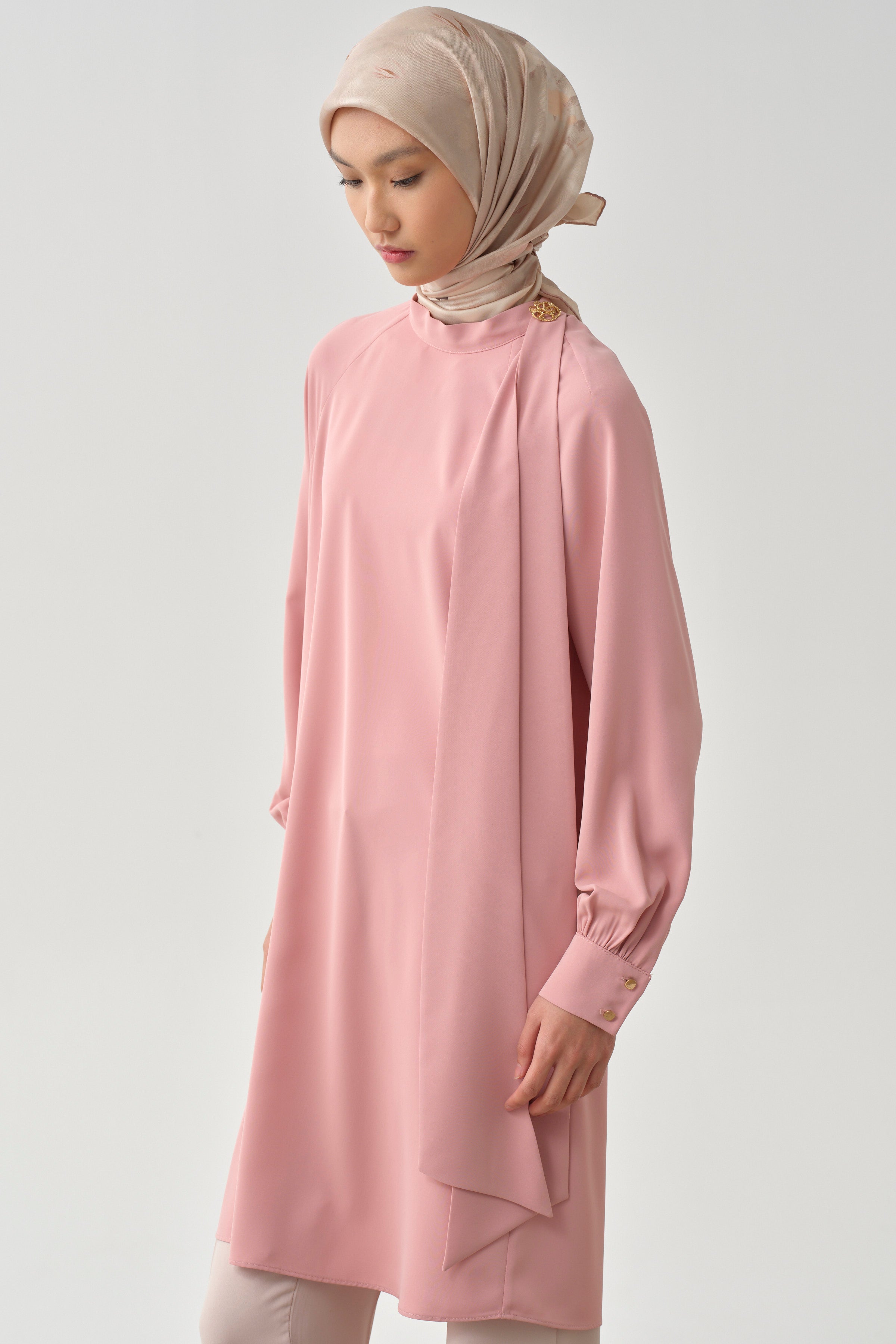 Fular Yaka Broş Detaylı Tunik - Pudra TUGBA