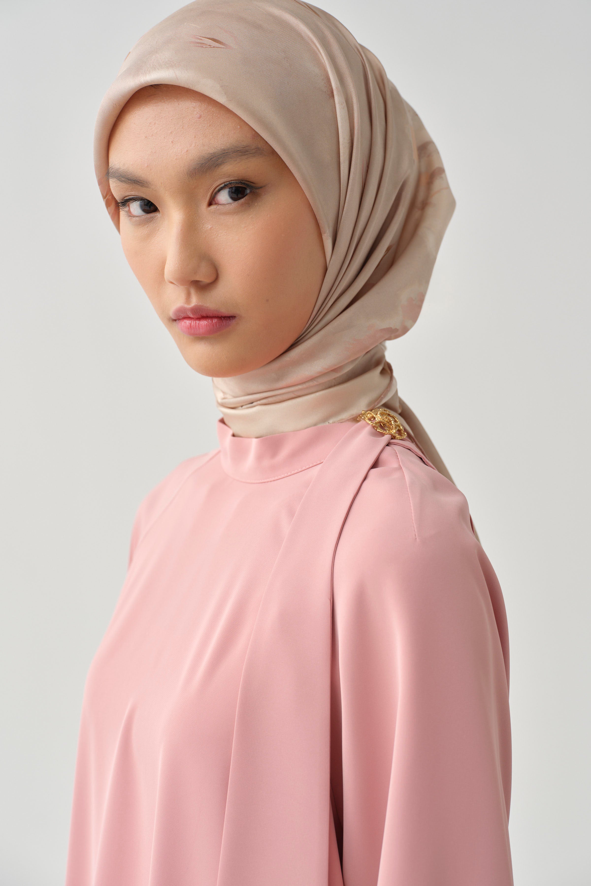 Fular Yaka Broş Detaylı Tunik - Pudra TUGBA