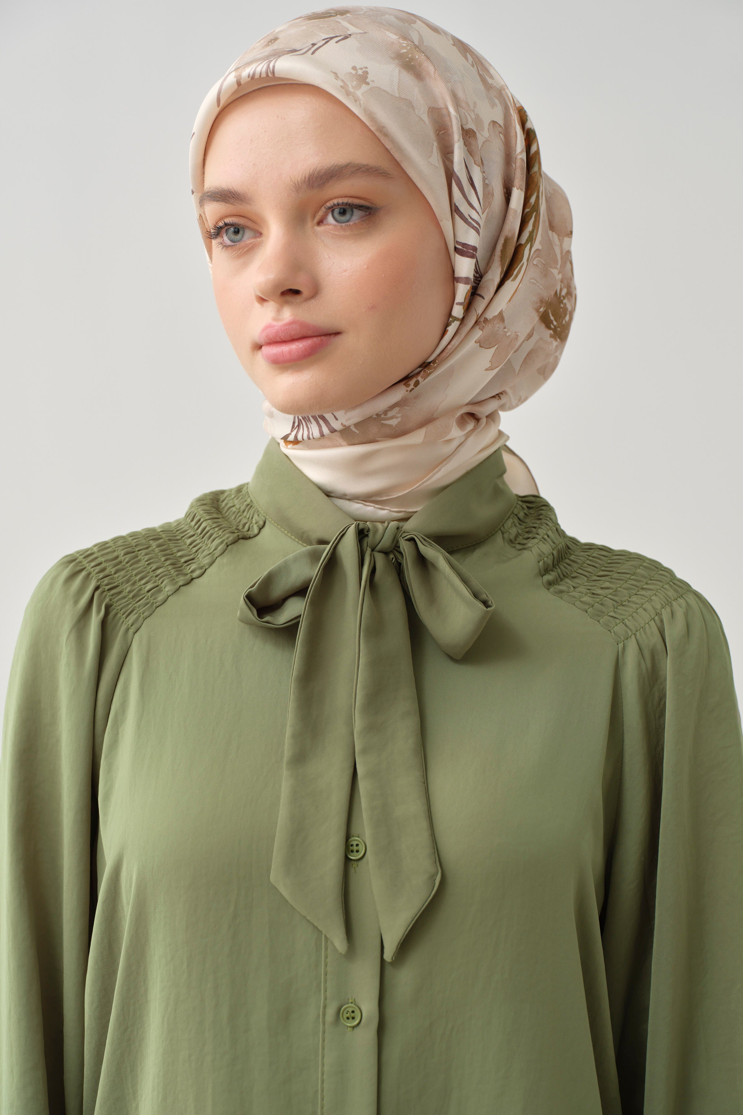 Fular Yaka Büzgü Detay Tunik - Haki TUGBA