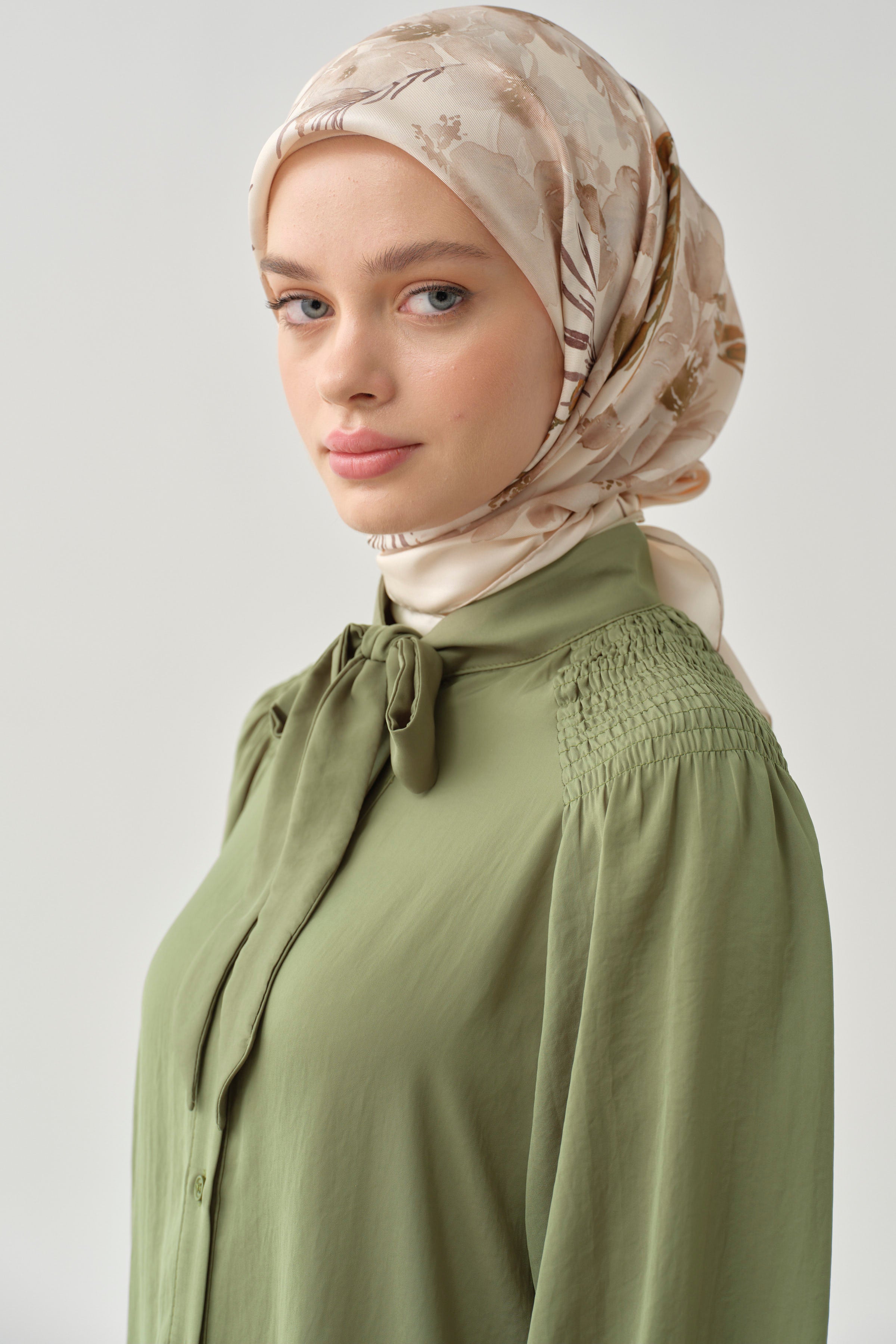 Fular Yaka Büzgü Detay Tunik - Haki TUGBA