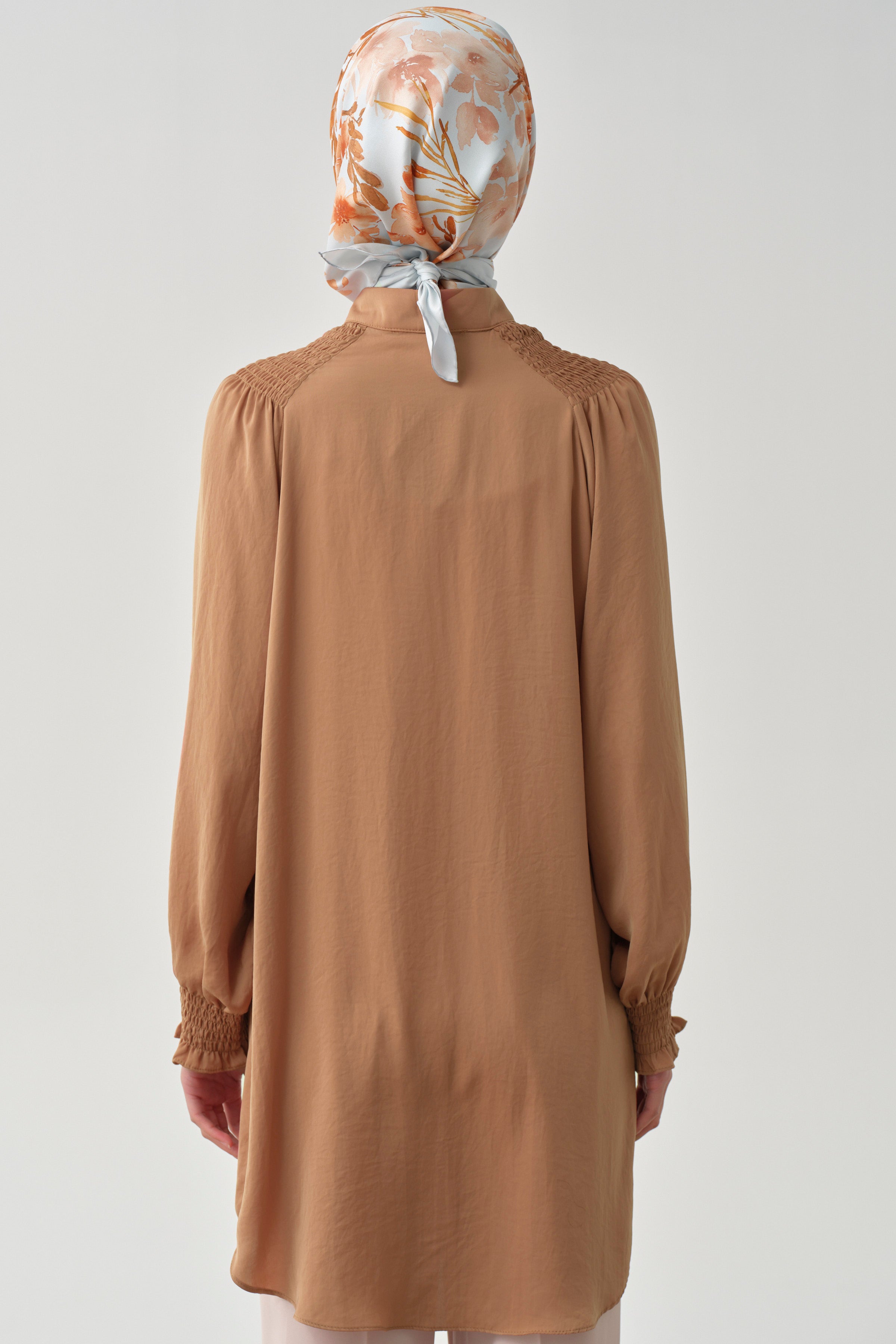 Fular Yaka Büzgü Detay Tunik - Taba TUGBA