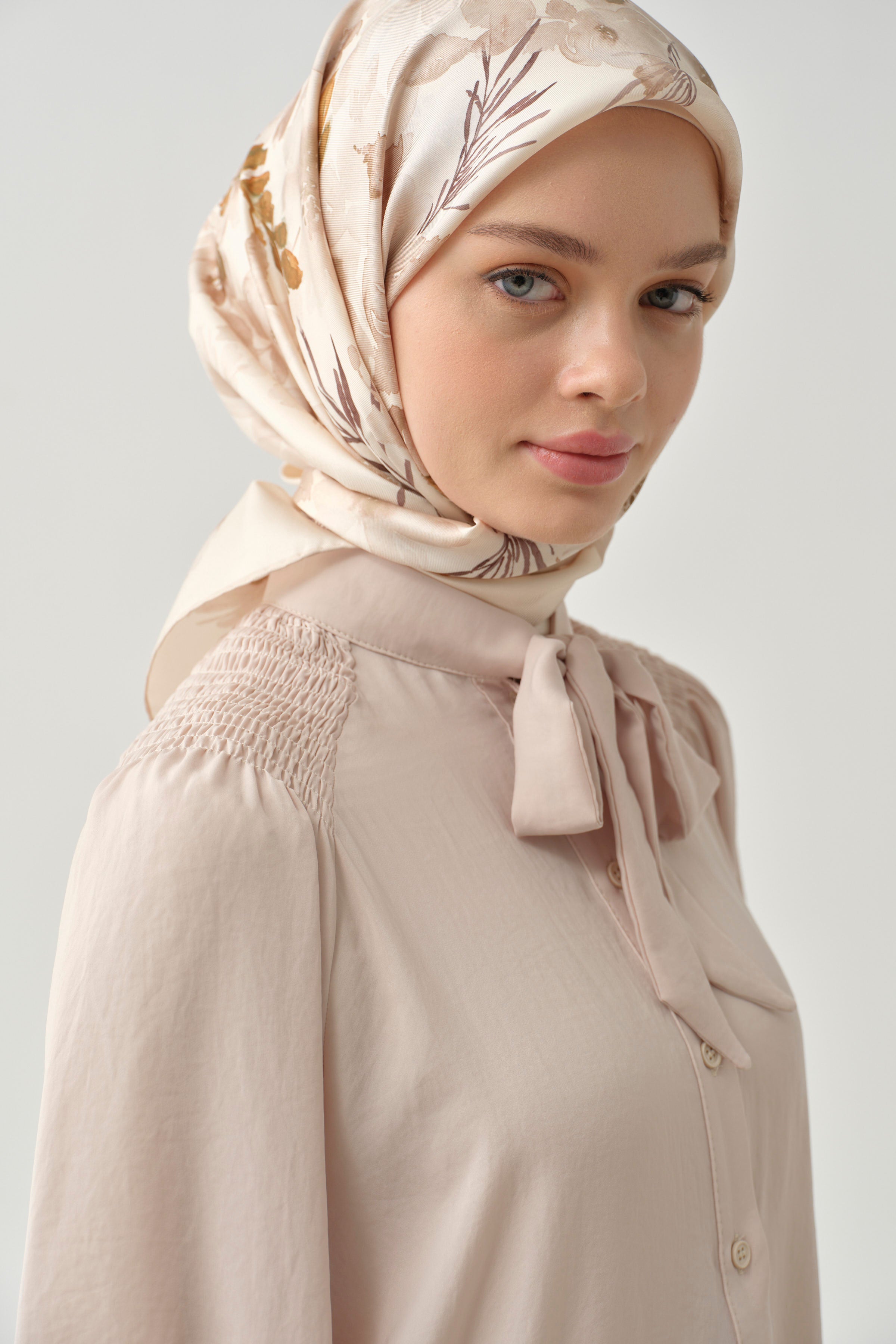 Fular Yaka Büzgü Detay Tunik - Taş TUGBA