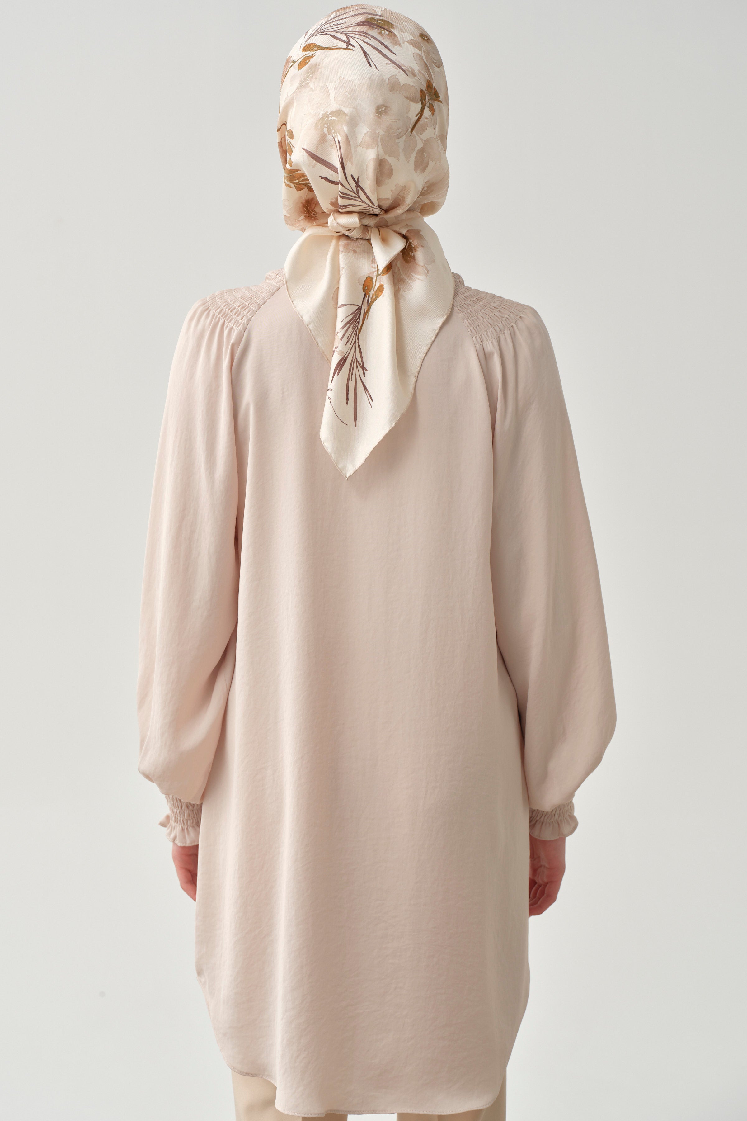 Fular Yaka Büzgü Detay Tunik - Taş TUGBA